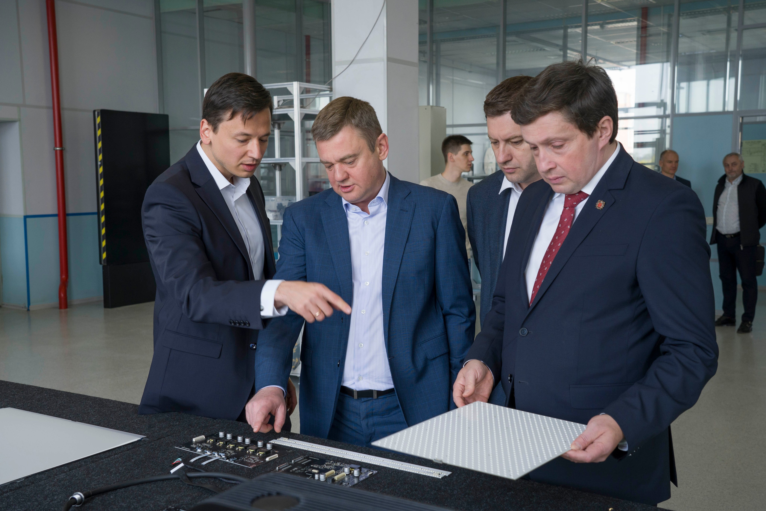 Вице-губернатор Санкт-Петербурга с делегацией на производстве. Фотограф в Санкт-Петербурге. Репортажная и все съёмки для бизнеса