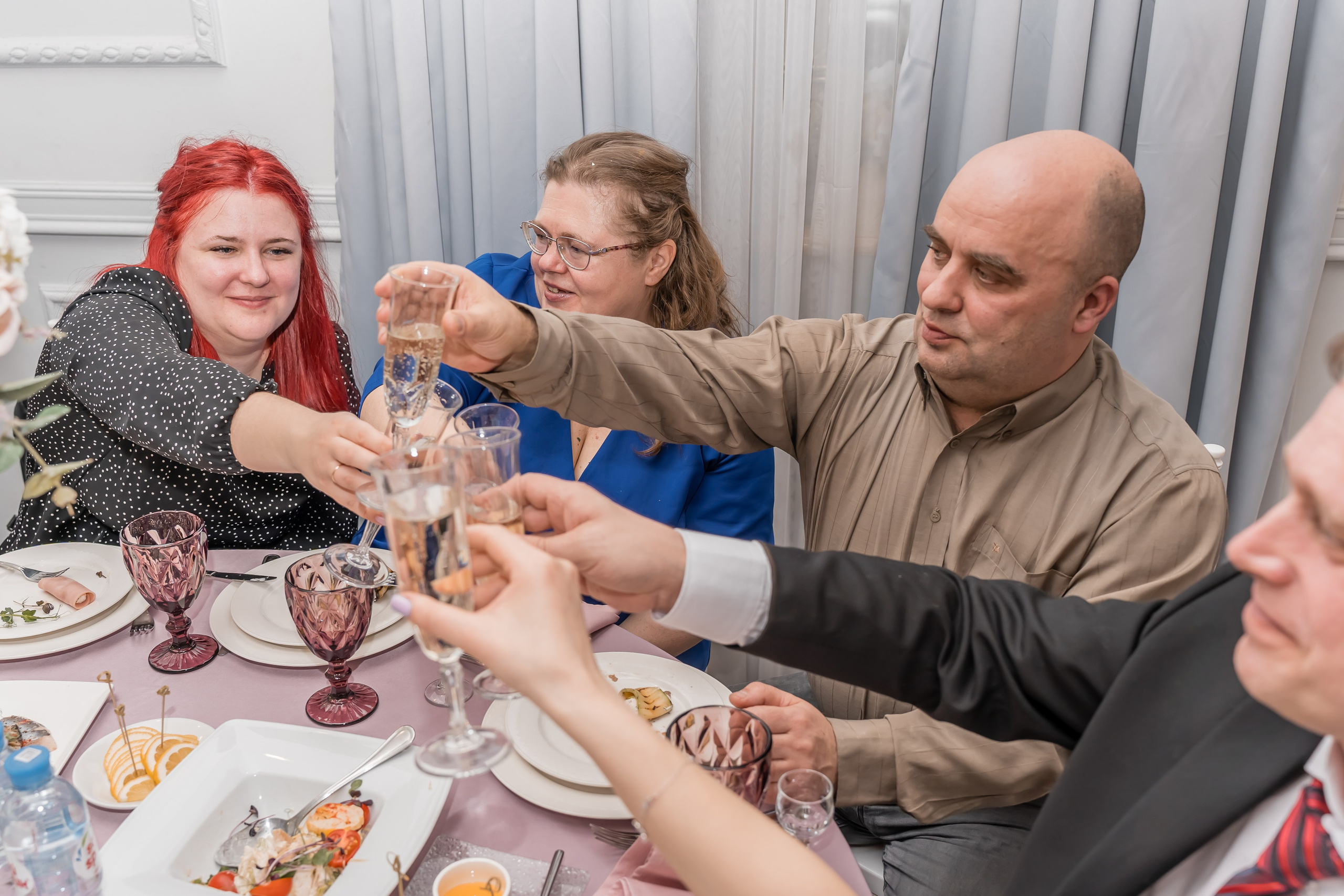 Забудьте о стрессе и доверьтесь профессионалам! Свяжитесь с нами сейчас, чтобы забронировать фотографа на свадьбу, дату и обсудить детали вашей свадьбы в Петербурге.