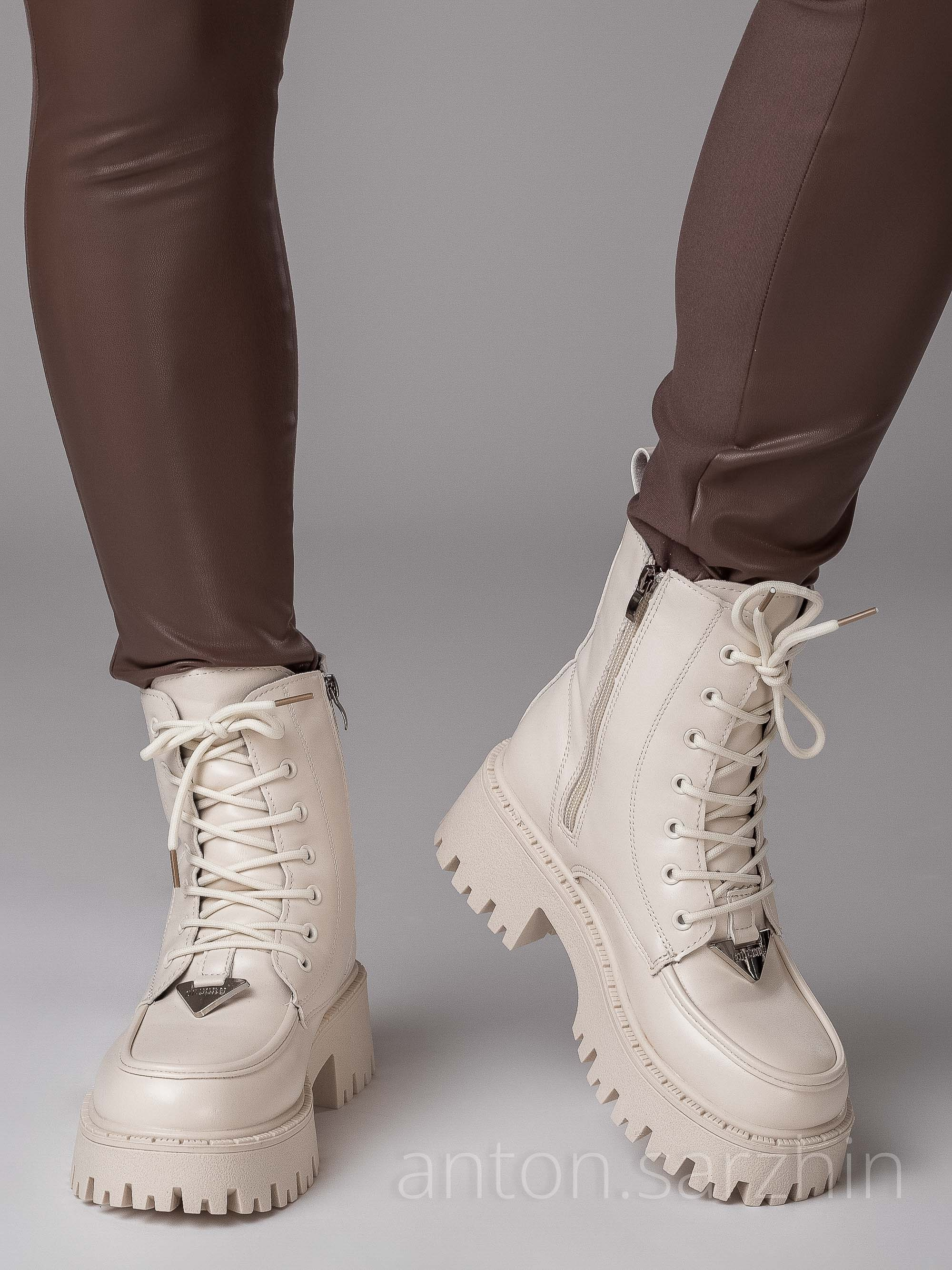 Съемка женских ботинок на модели