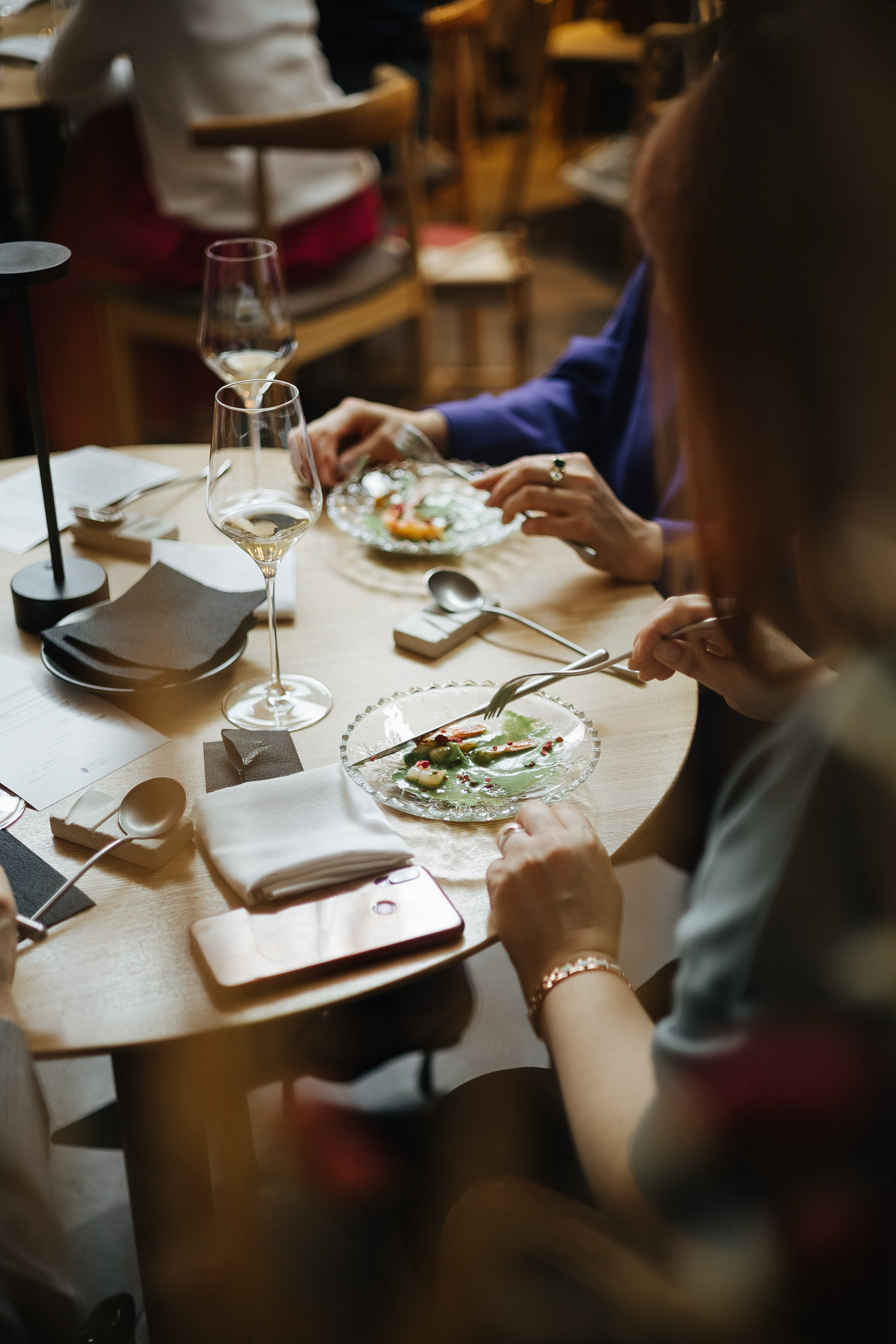 Презентация открытия магазина женской одежды GLVR в ресторане Fresco. Фотограф в Красноярске Надежда Воскресенская