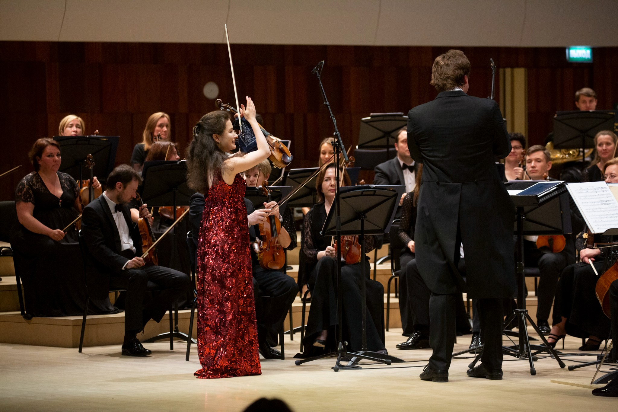 На сцене. Скрипачка Анна Савкина