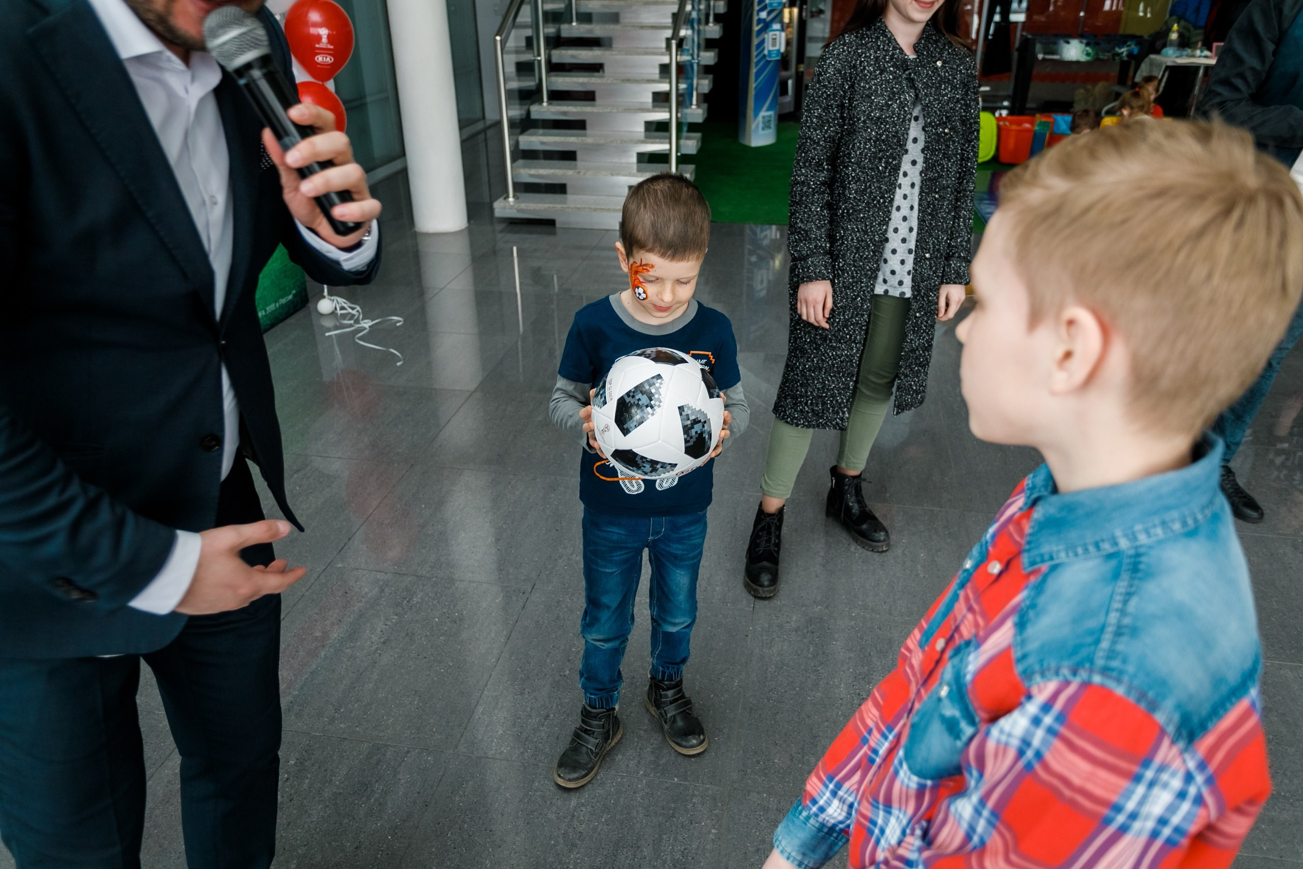 Розыгрыш билетов на ЧМ по футболу FIFA @ Киа Центр. Репортажный фотограф Максим Полянский. Москва, Санкт-Петербург, Красноярск