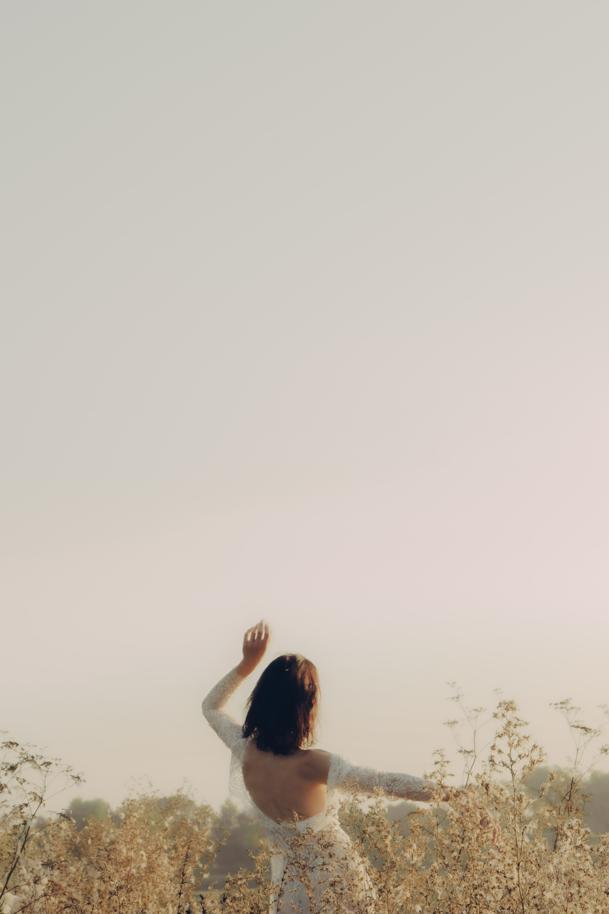 Съемка на рассвете, съемка в поле в Казани, фотосессия для девушки в белом