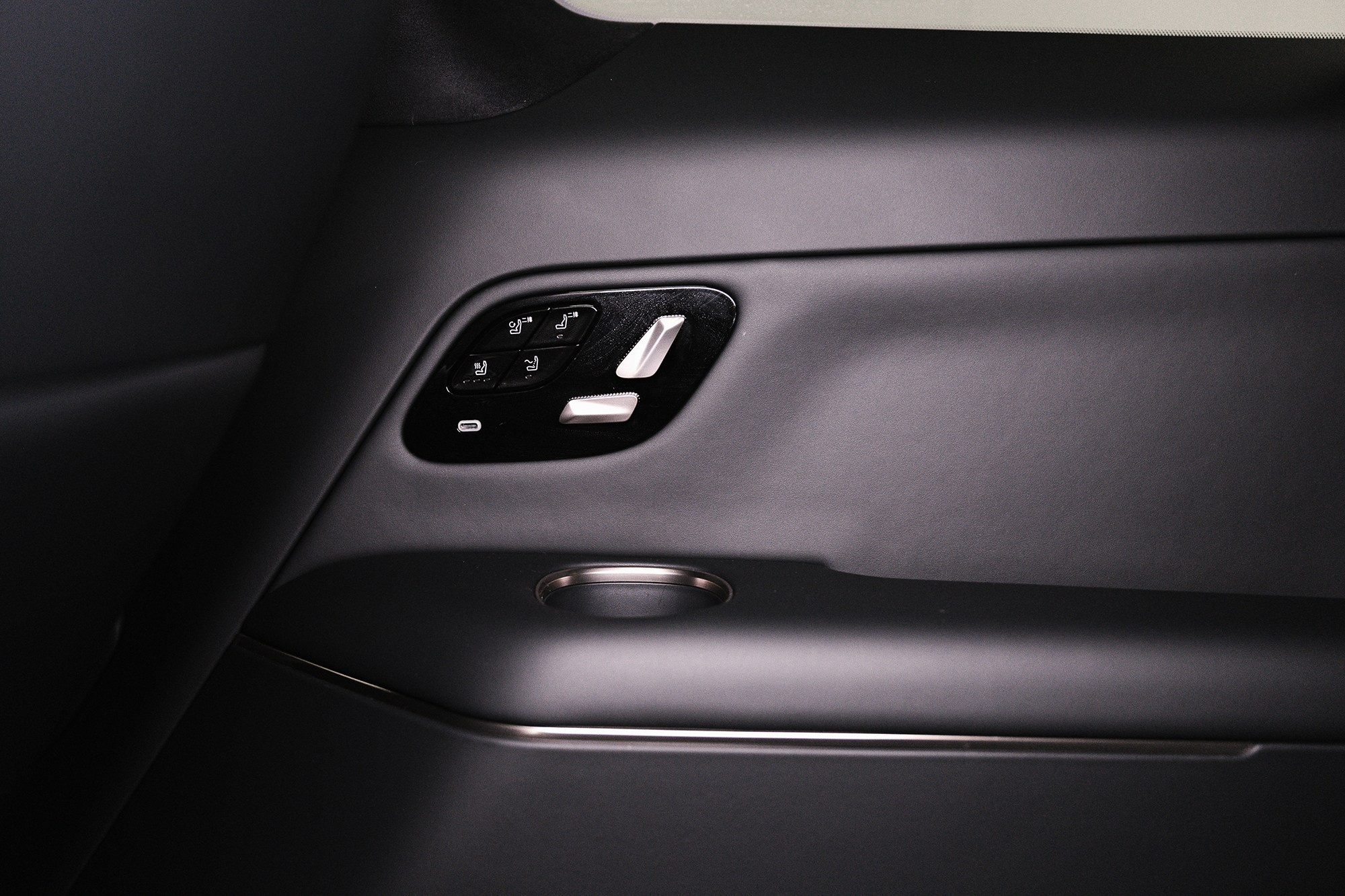 Lynk & Co 900 Ultra 2,0hyb 4WD AT (734 л. с.). Автосалон «Х-Авто»