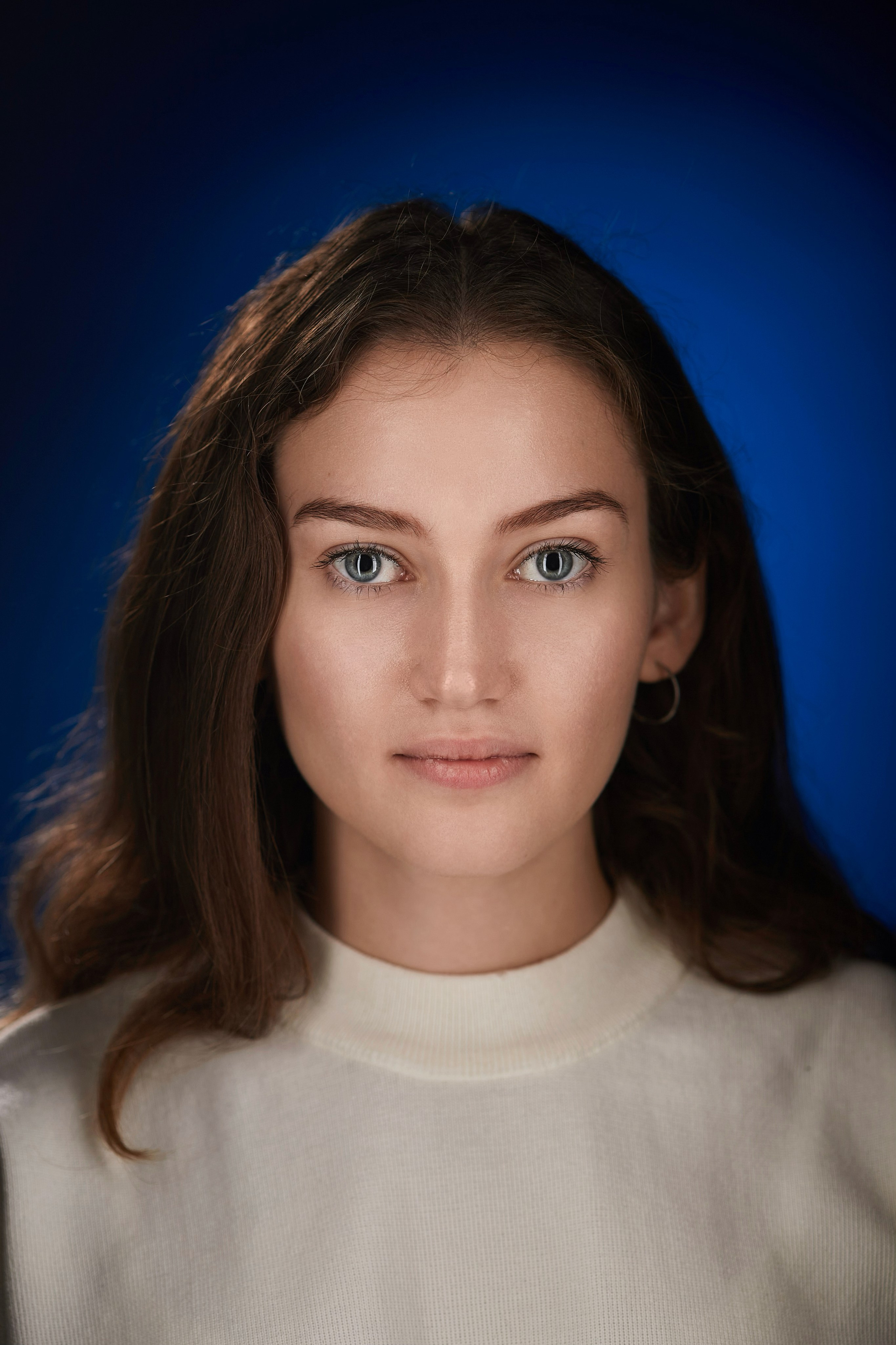 "Профессиональный портрет мужчины в студии""Женский портрет с естественным освещением""Крупный план портрета улыбающейся женщины""Портретная съемка в студии для делового портфолио"Для съемки сотрудников компании:"Группа сотрудников компании на корпоративной фотосессии""Портреты сотрудников офиса для корпоративного сайта""Фотосъемка команды компании в рабочей обстановке""Деловой портрет сотрудника для бизнес-профиля"