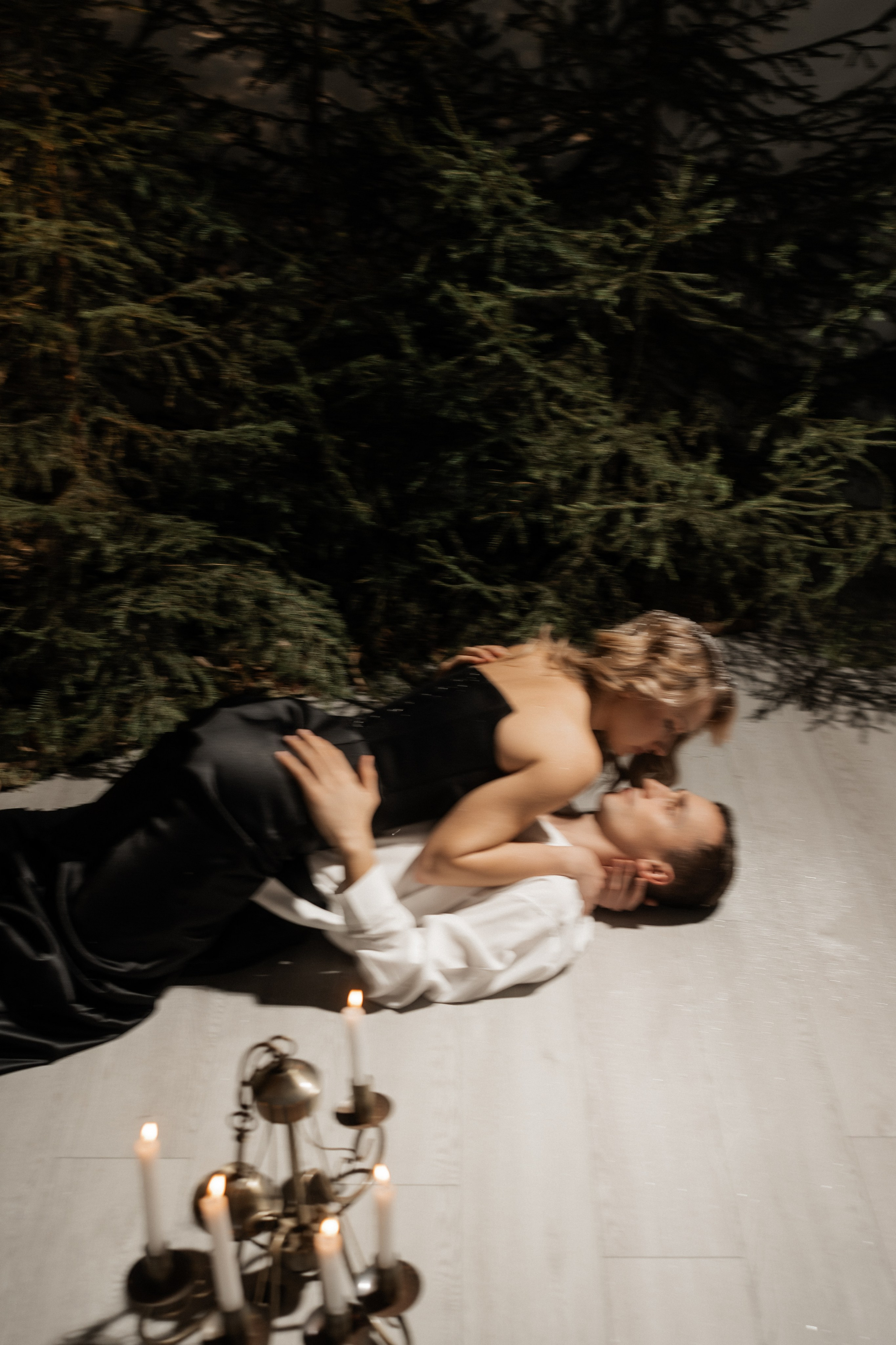 [… under winter firs]. Фотограф в Архангельске