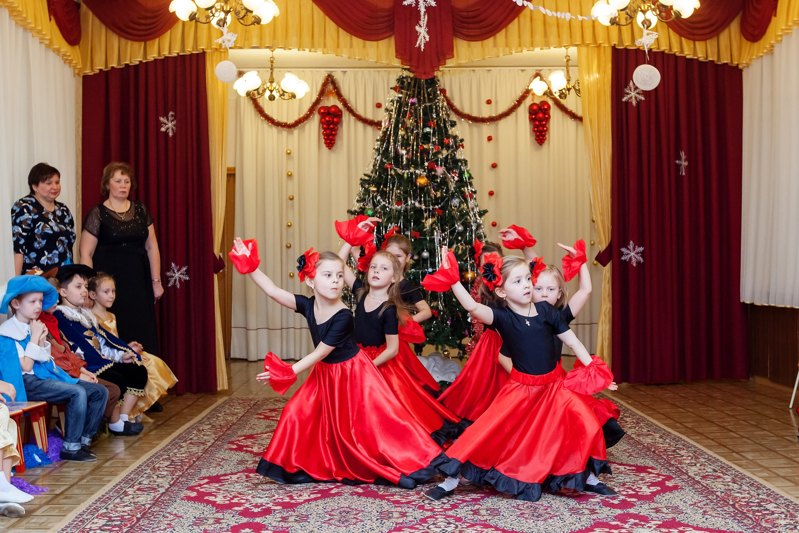 Фотография для выпускных альбомов в детском саду в выпускной группе в подготовительной группе детей фотограф для выпускных альбомов фото детей мастер-класс в детском саду краски портреты детей праздник в детском саду новый год в детском саду стиляги выпускной в стиле стиляг