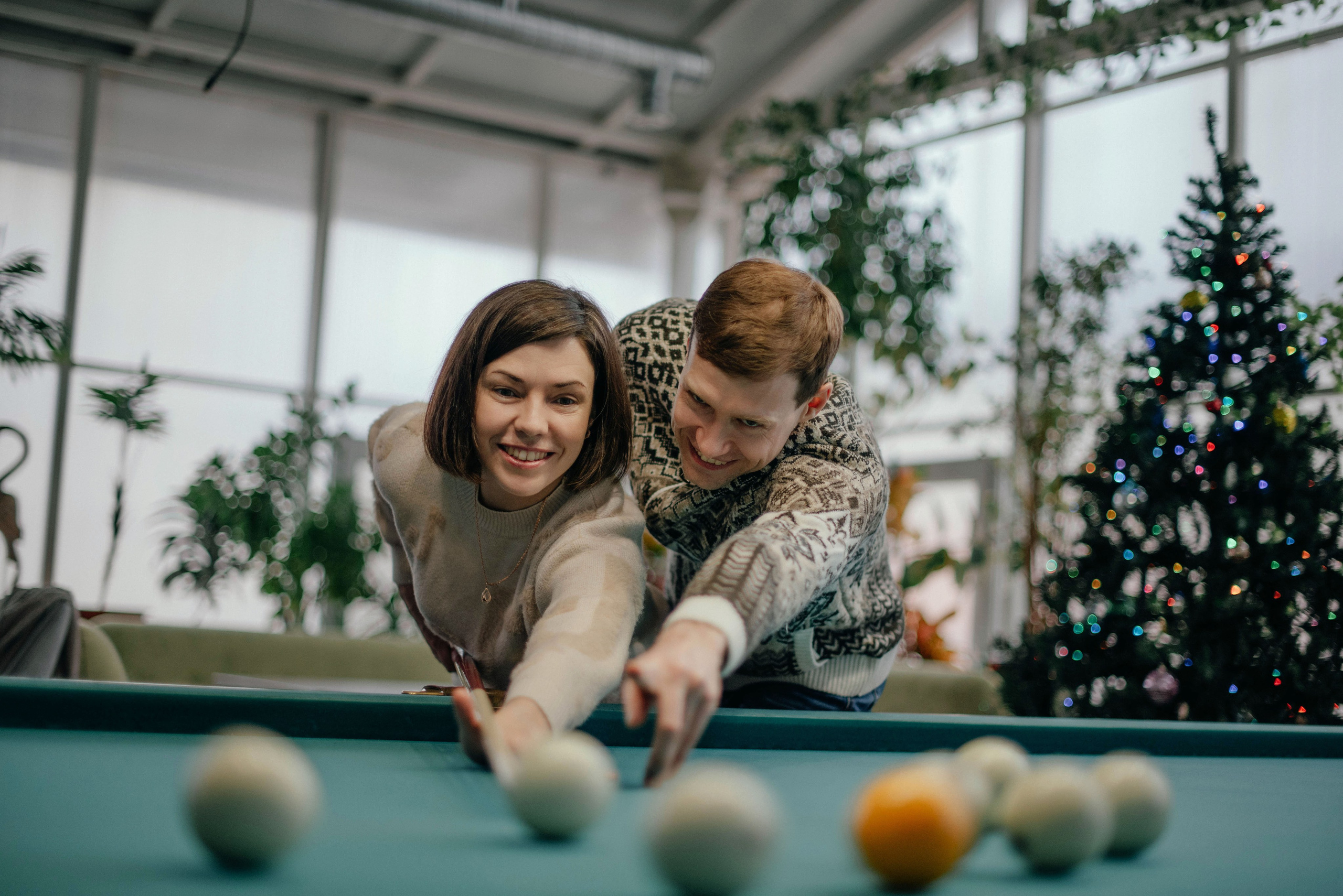 двое играют в бильярд