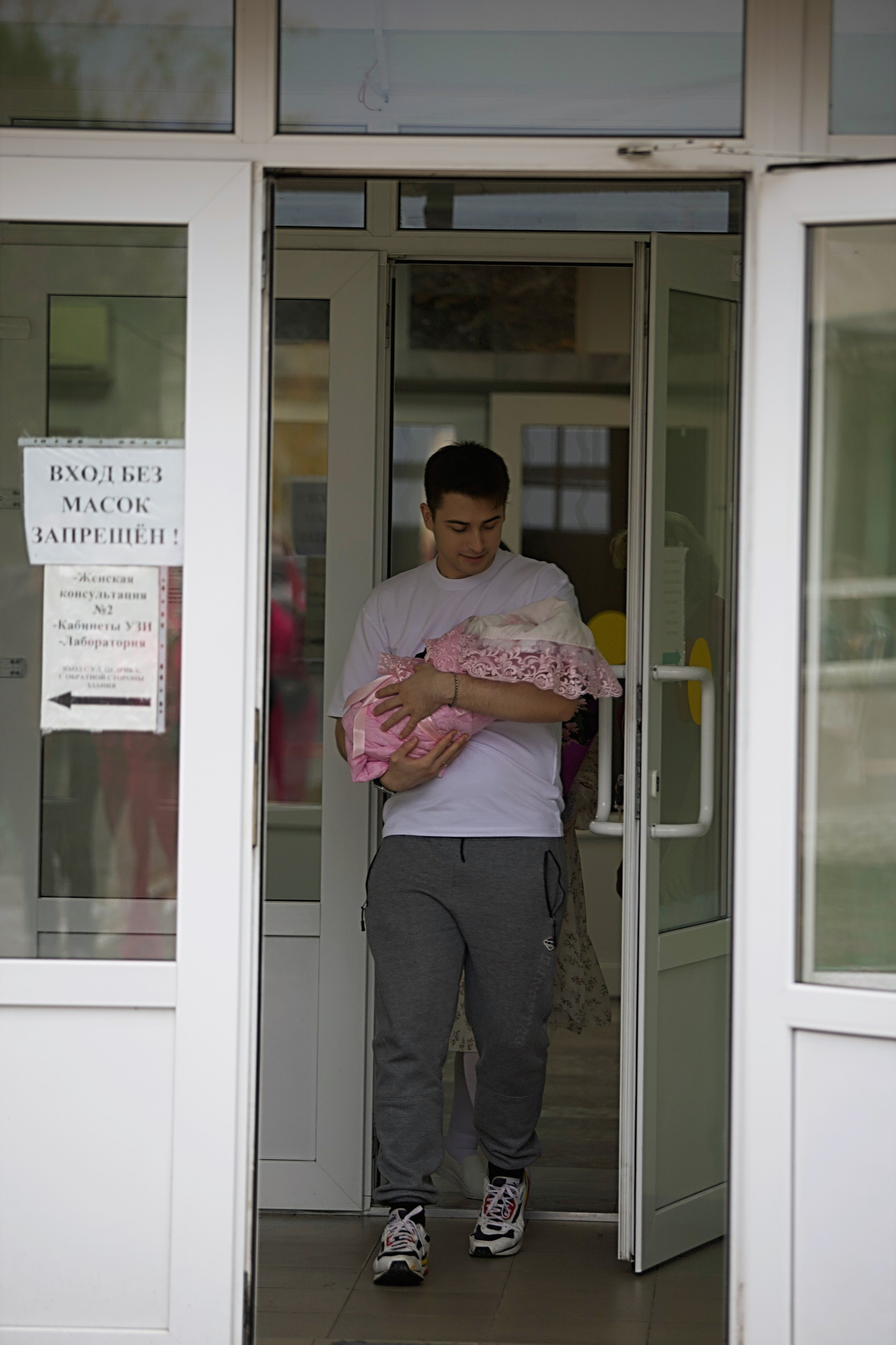 Выписка Аня и Давид. Репортажный фотограф Анапа