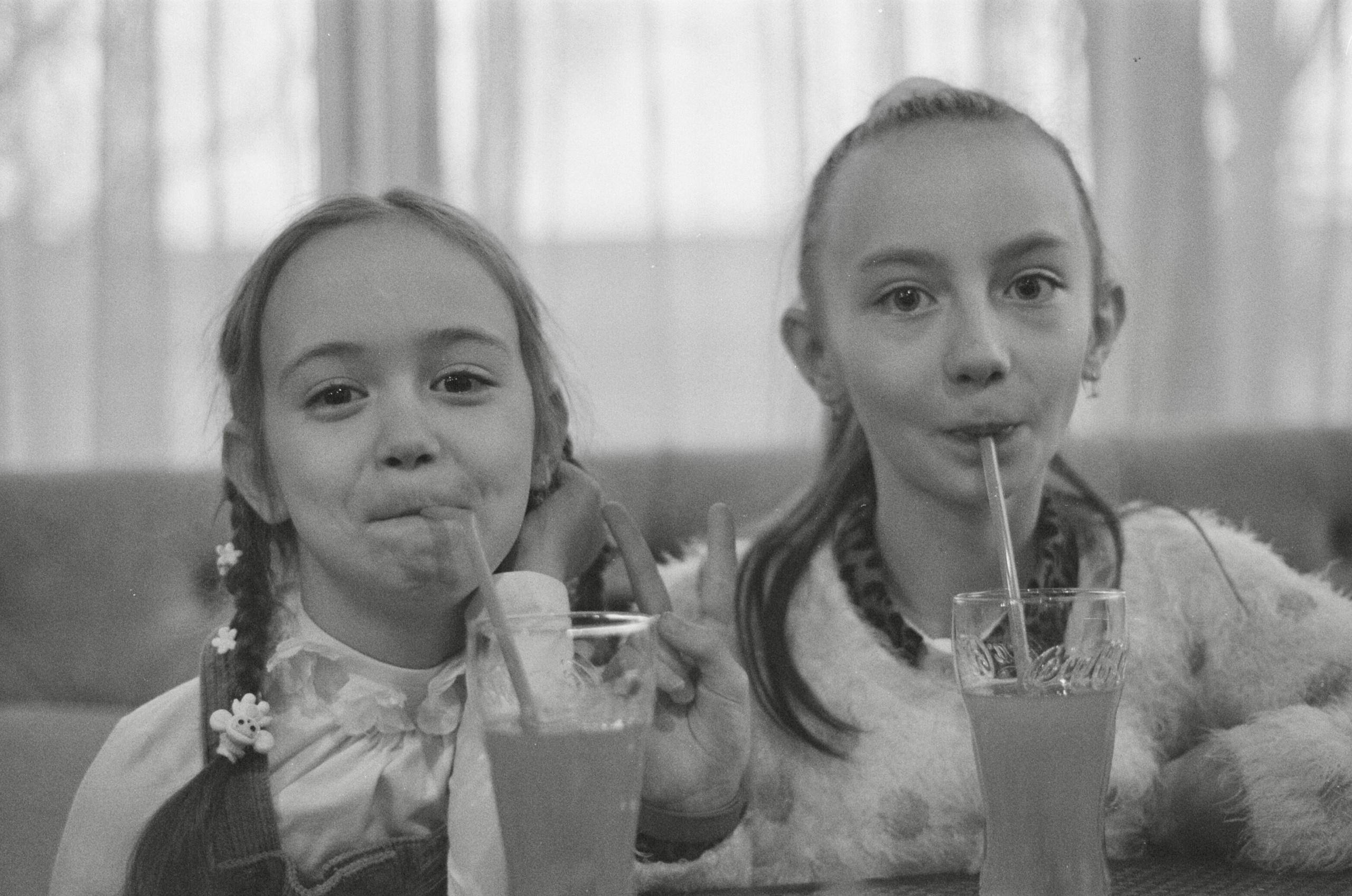 Черно-белый портрет девочек на празднике.