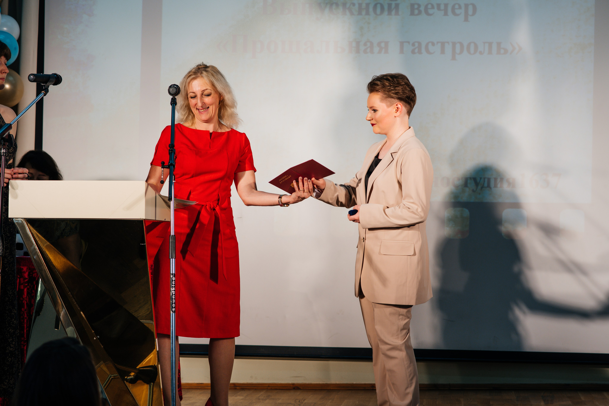 Вручение аттестатов. Выпускные альбомы в Подольске Москве и МО