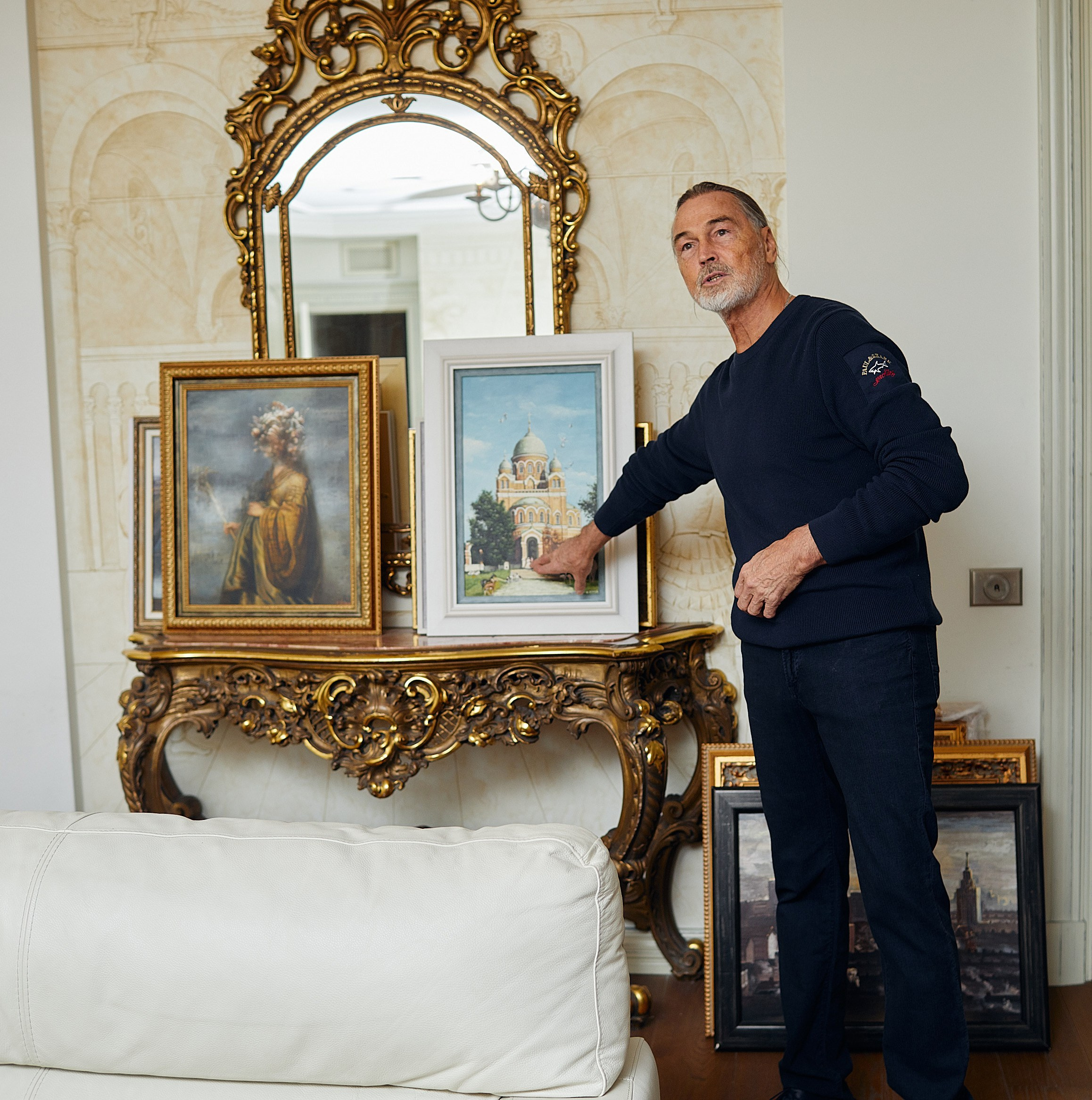 Никас Сафронов — экскурсия по дому. Репортажный фотограф в Москве Константин Дерягин