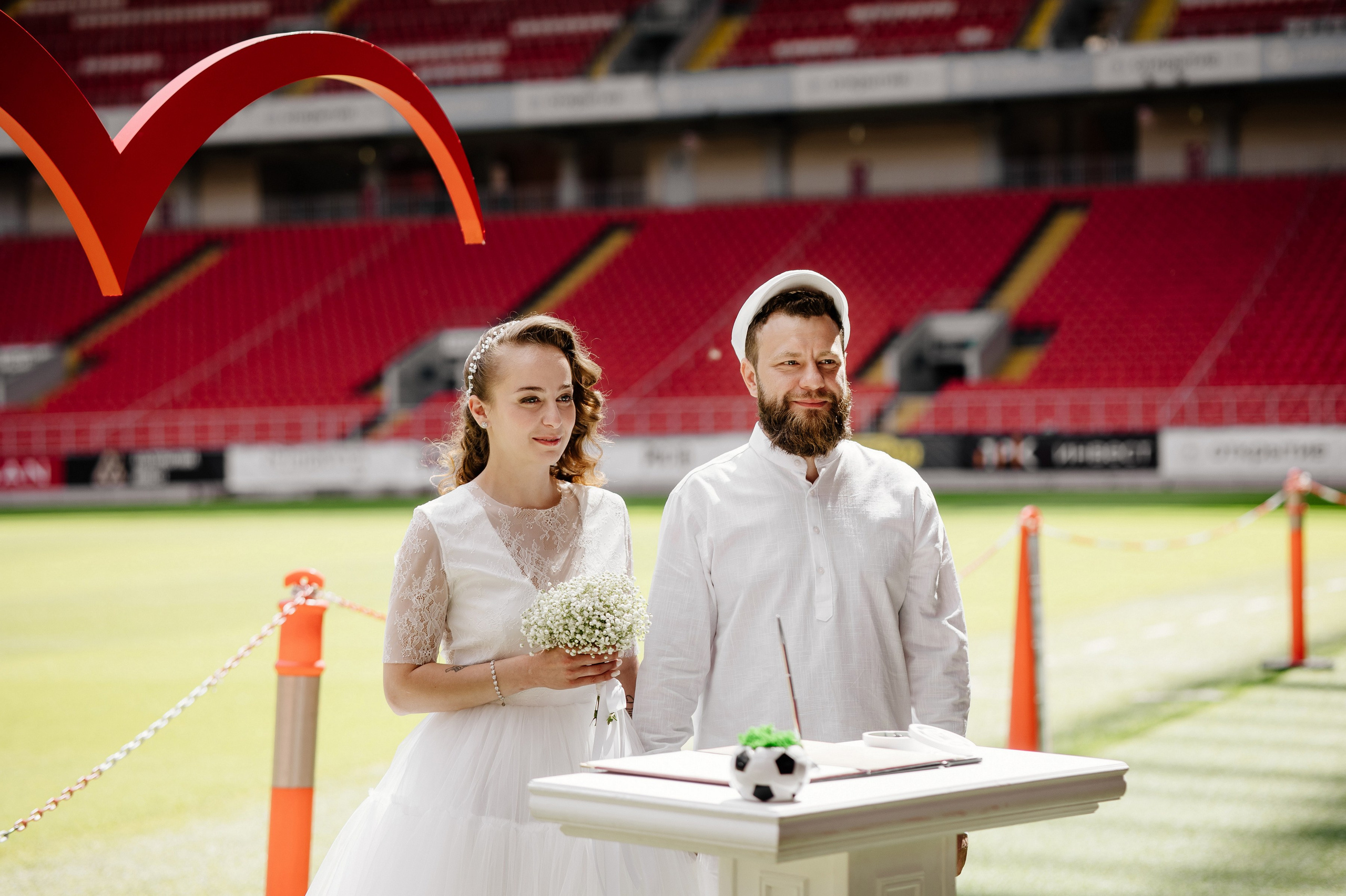 Свадьба на стадионе Спартак Лукойл Арена, свадьба на Северном речном вокзале, свадьба в метро, новые адреса счастья. Свадебный и семейный фотограф Екатерина Иванова