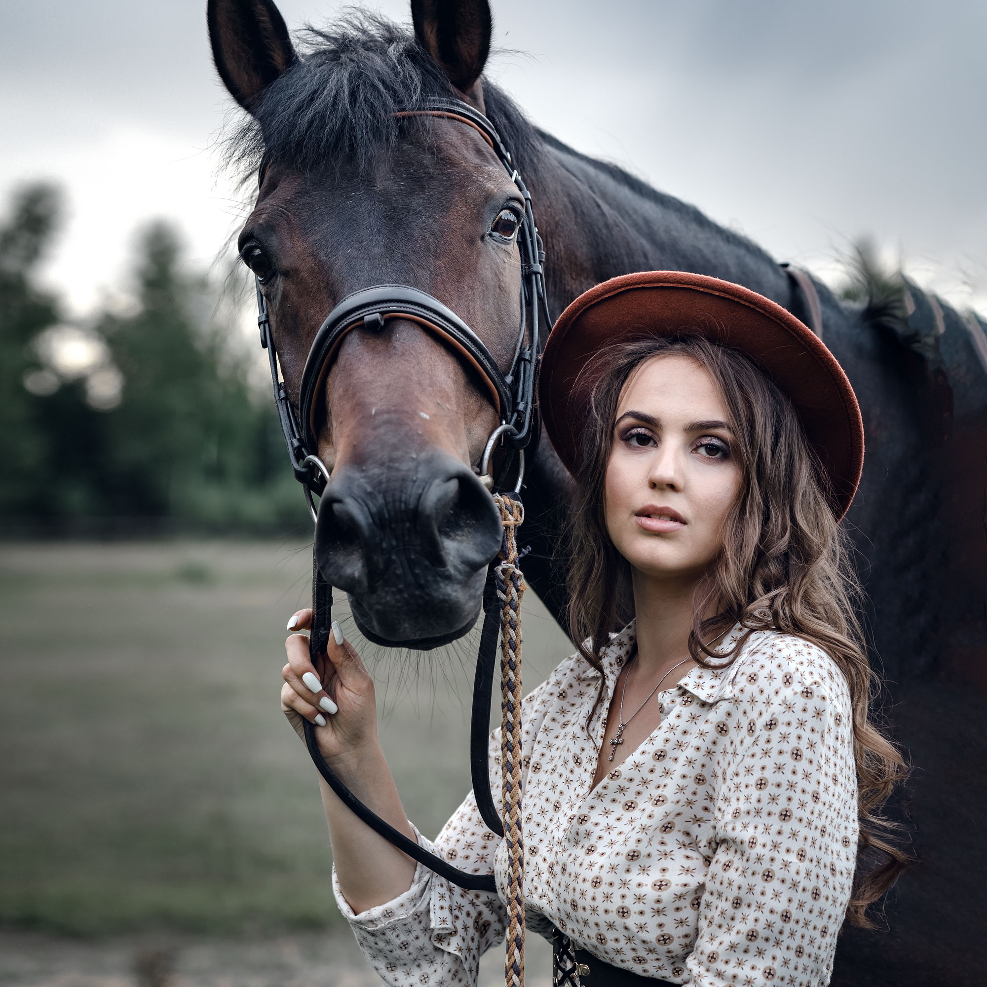 Женский портрет с лошадью крупным планом 