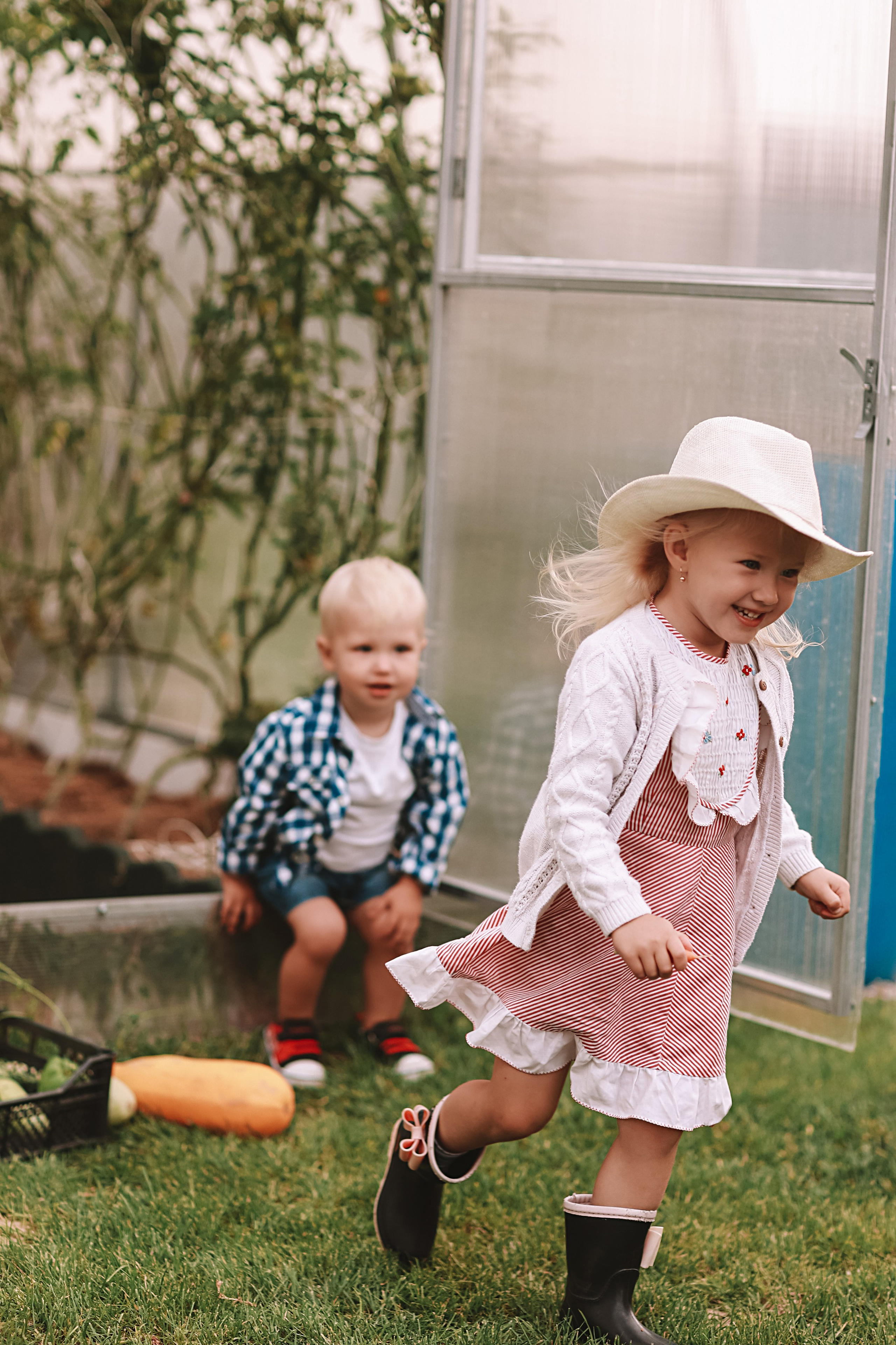 У дома. Семейный фотограф Тюмень, фотограф на роды Салмина Мария
