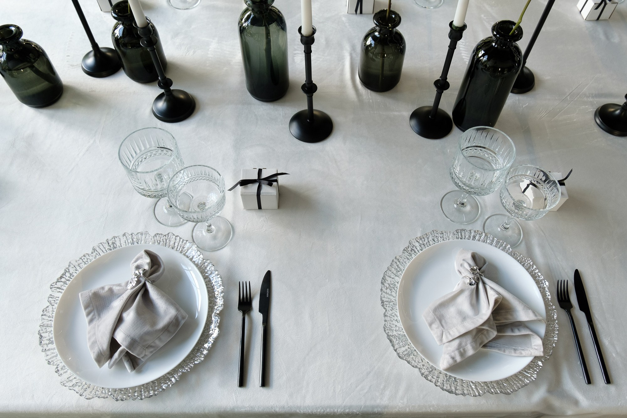 Черно-белая свадьба с вечерней церемонией под деревом. Свадебный фотограф Элли Федосеева