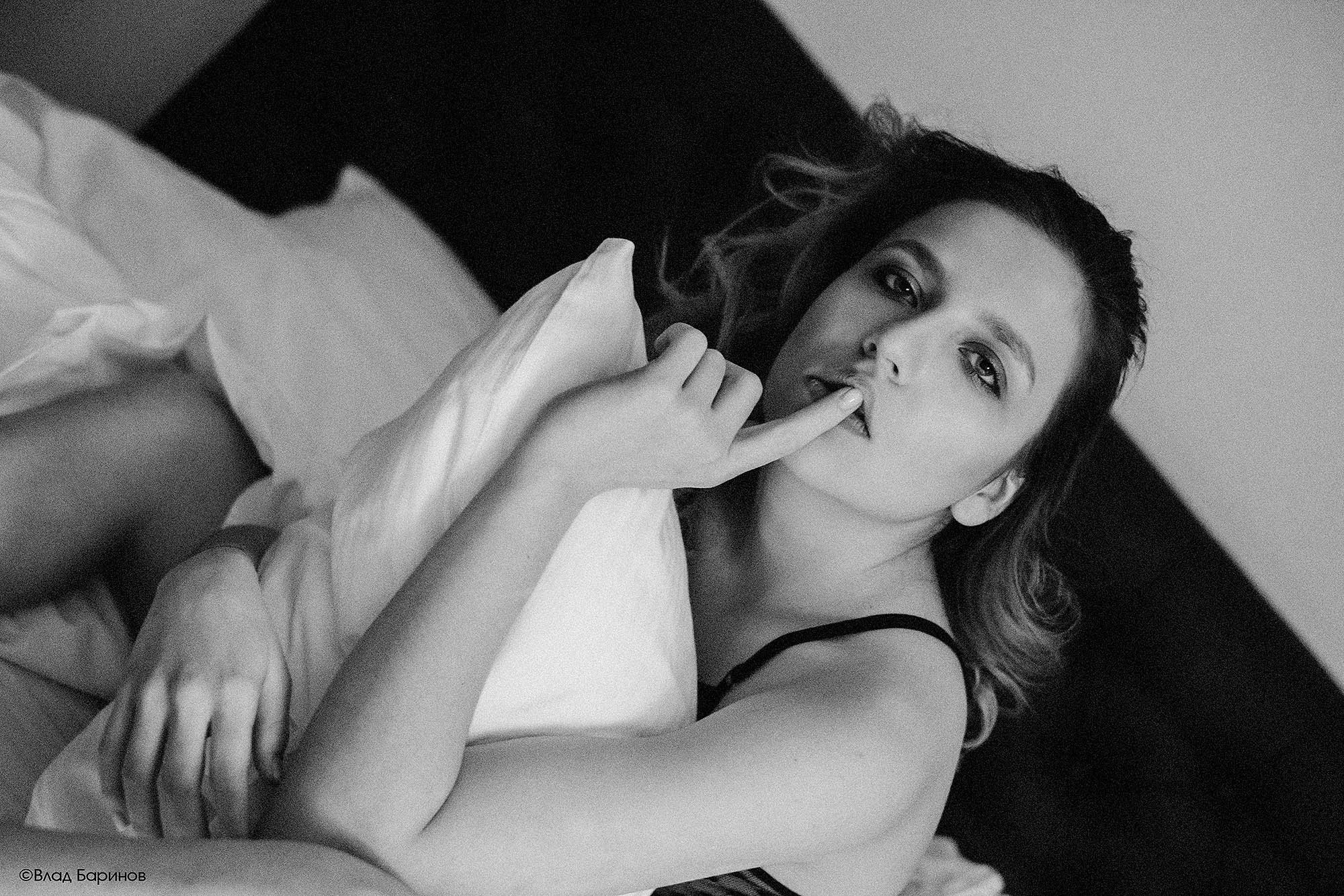 Черно-белая Будуарная фотография