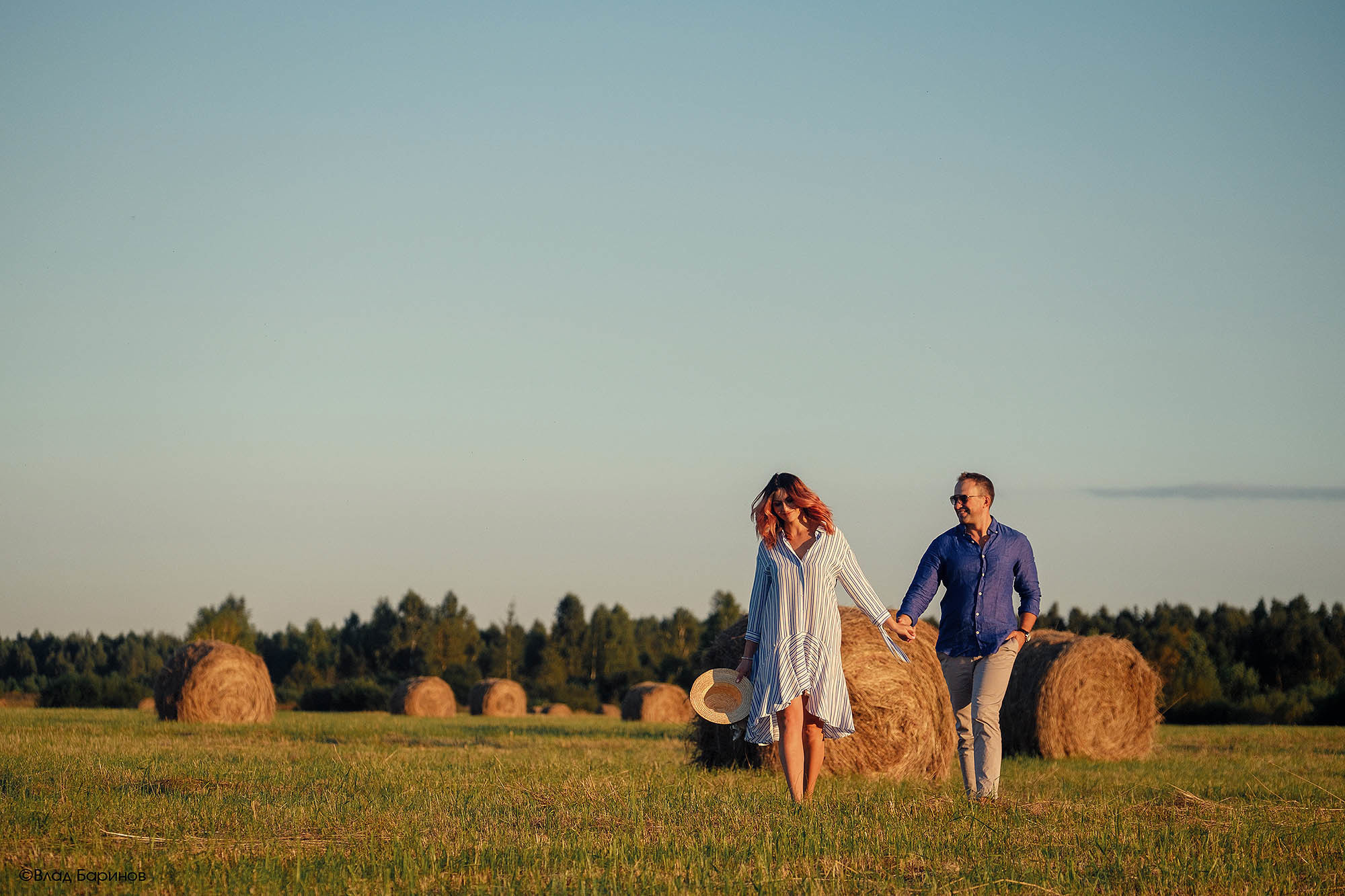 романтическая фотосессия в поле с сеном