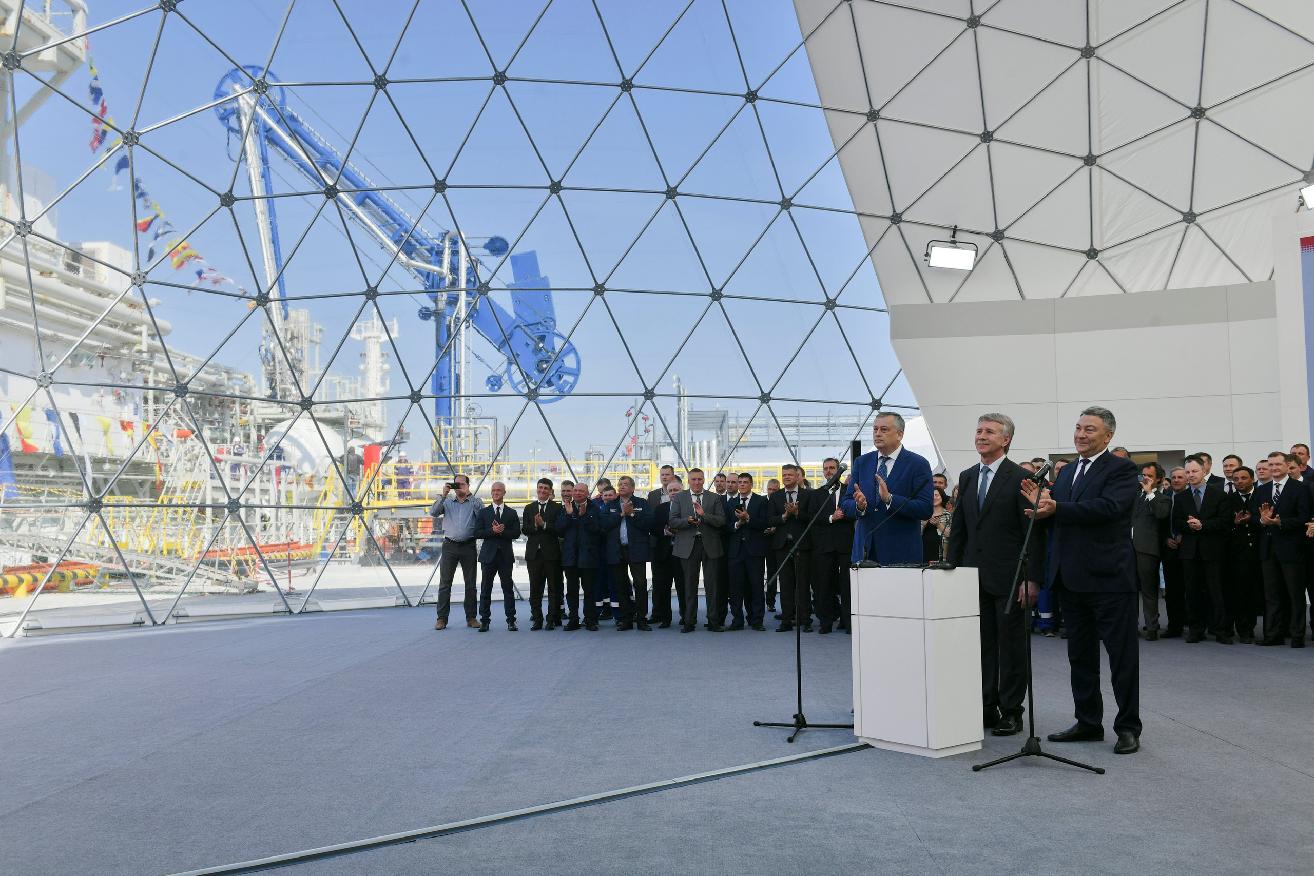 Президент РФ Владимир Путин в режиме видеоконференцсвязи принял участие в церемонии начала официальной отгрузки продукции с завода по производству сжиженного природного газа Криогаз-Высоцк. На фото: губернатор Ленинградской области Александр Дрозденко (слева), глава НОВАТЭК Леонид Михельсон (в центре) и председатель правления Газпромбанка Андрей Акимов (справа). Высоцк, Ленинградская область, 24 апреля 2019 года.