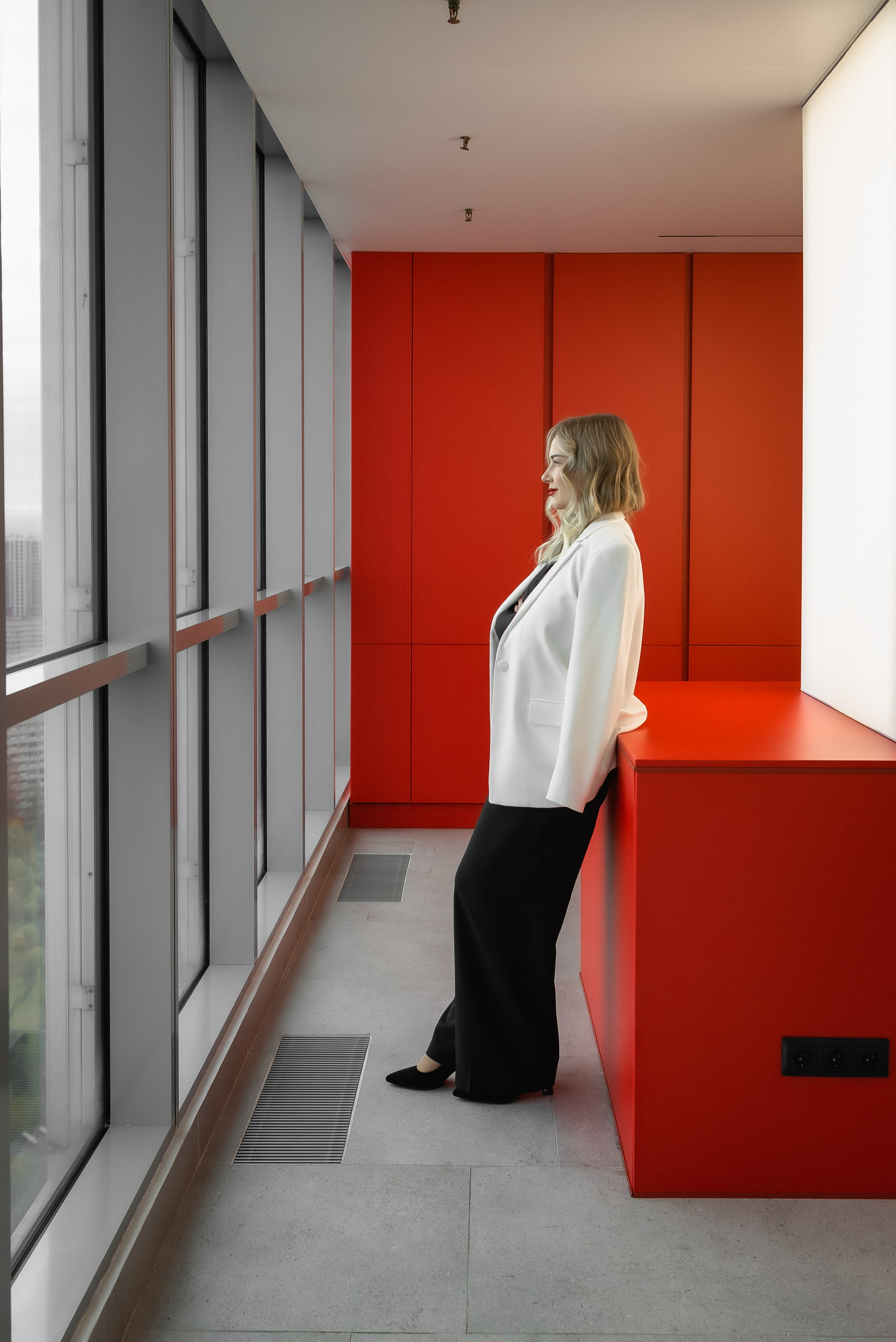 Портрет на красном фоне. КОНТЕНТ | БРЕНД фотограф Санкт-Петербург — Жанна Олтаржевская