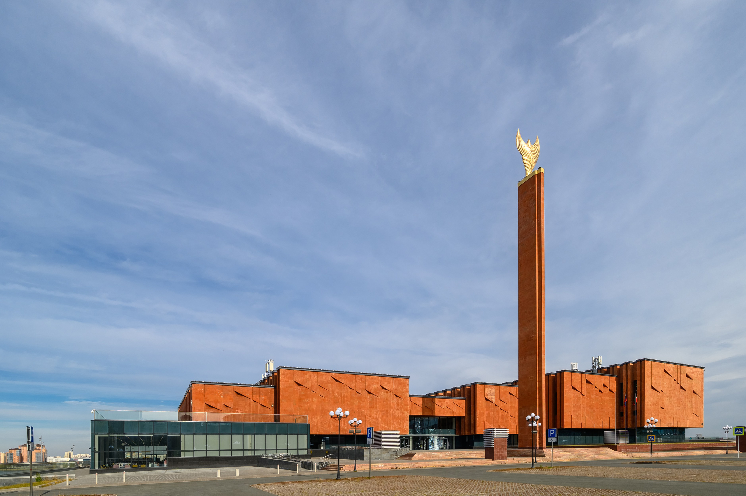 Архитектура делового центра Казани создает строгий и стильный фон для деловой портретной съемки