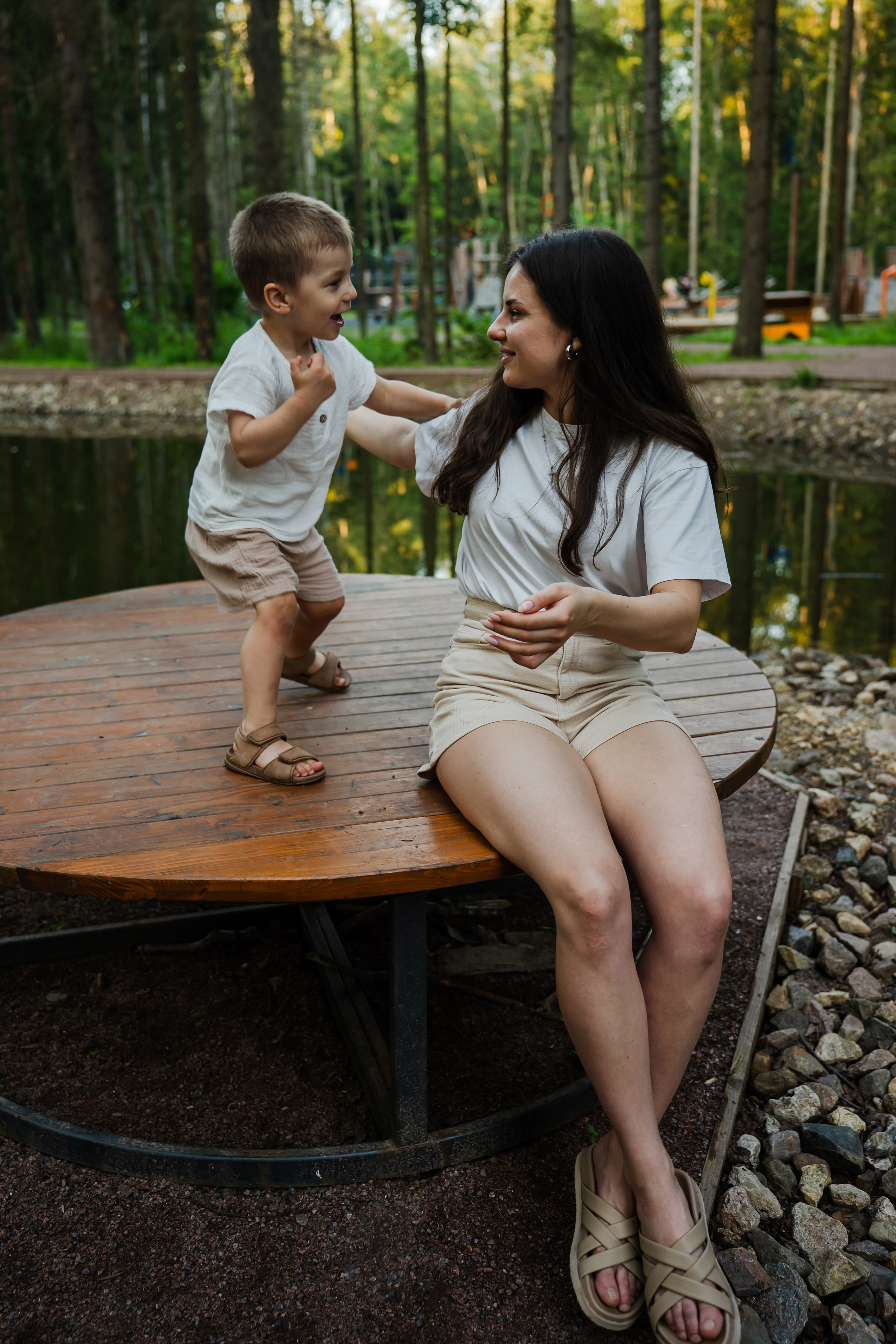 теплая атмосферная семейная фотосессия летом в парке. фотограф Людмила Строкова