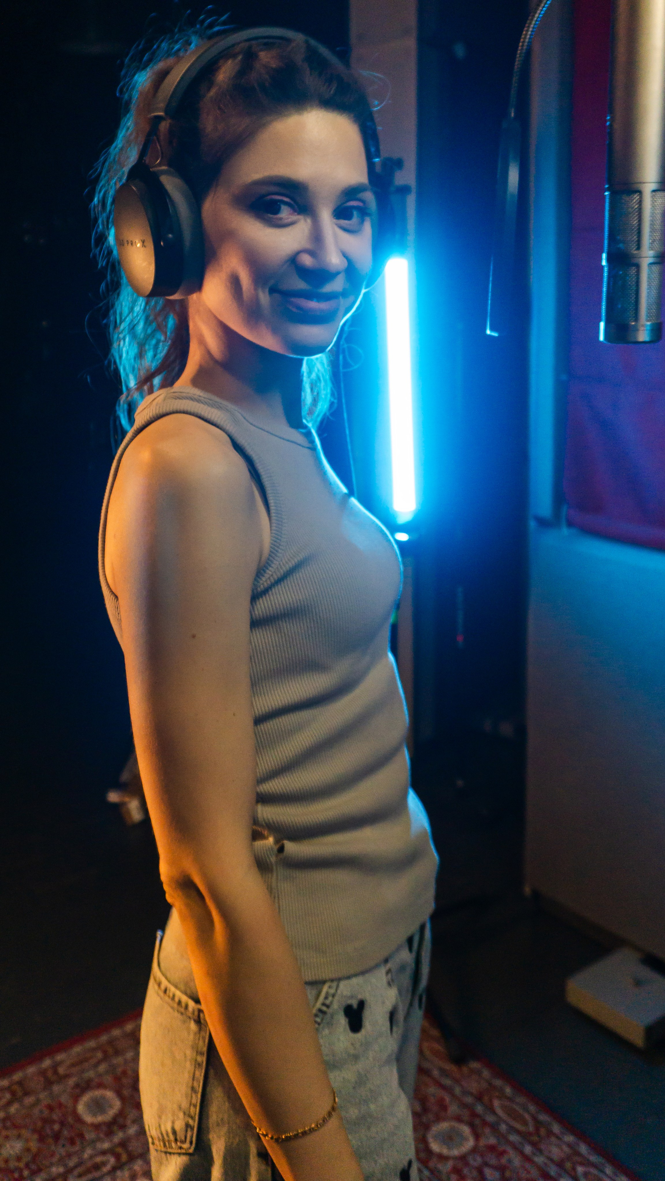 профессиональная фотосъемка певицы в студии звукозаписи