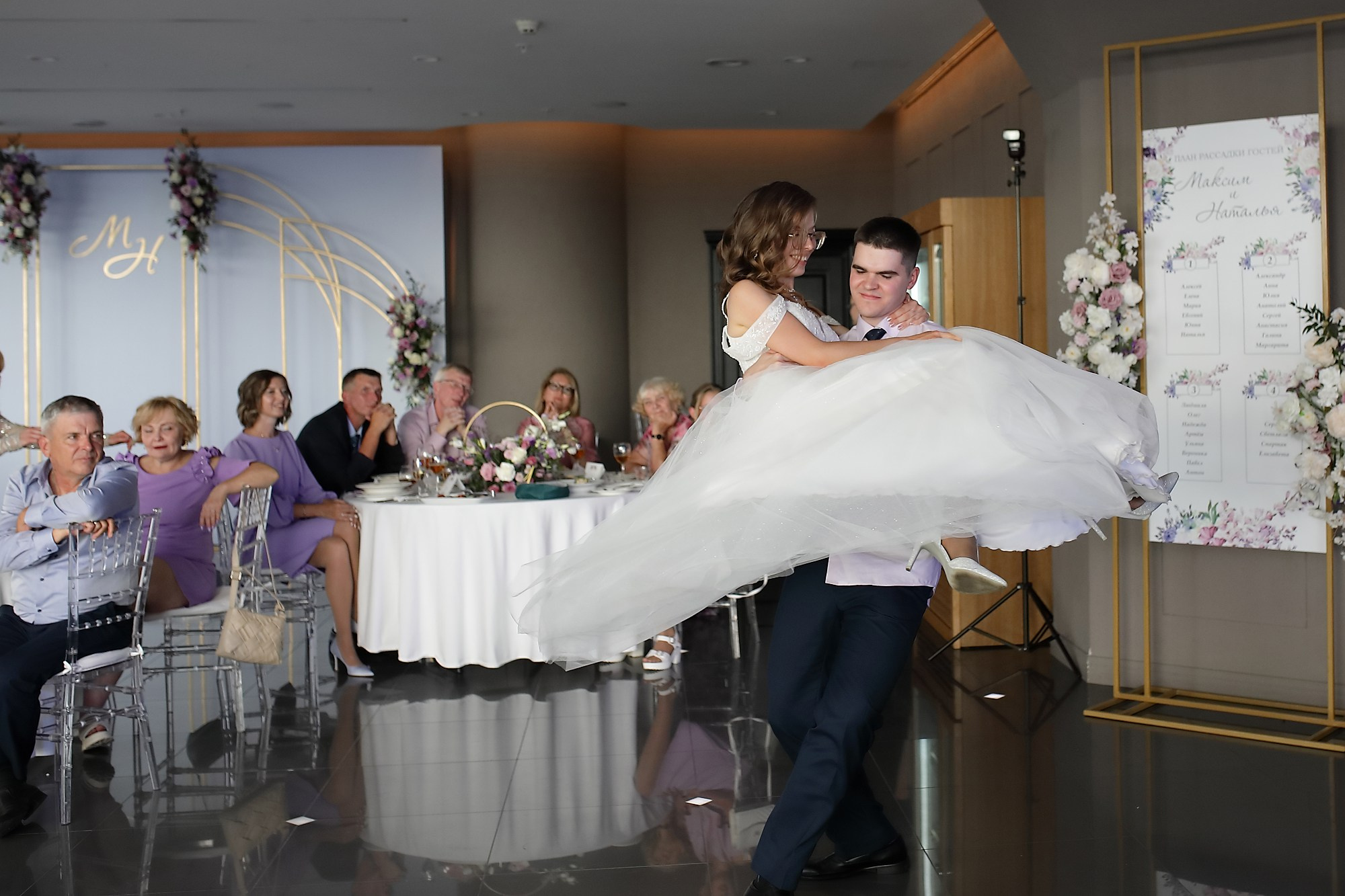 жених кружит невесту