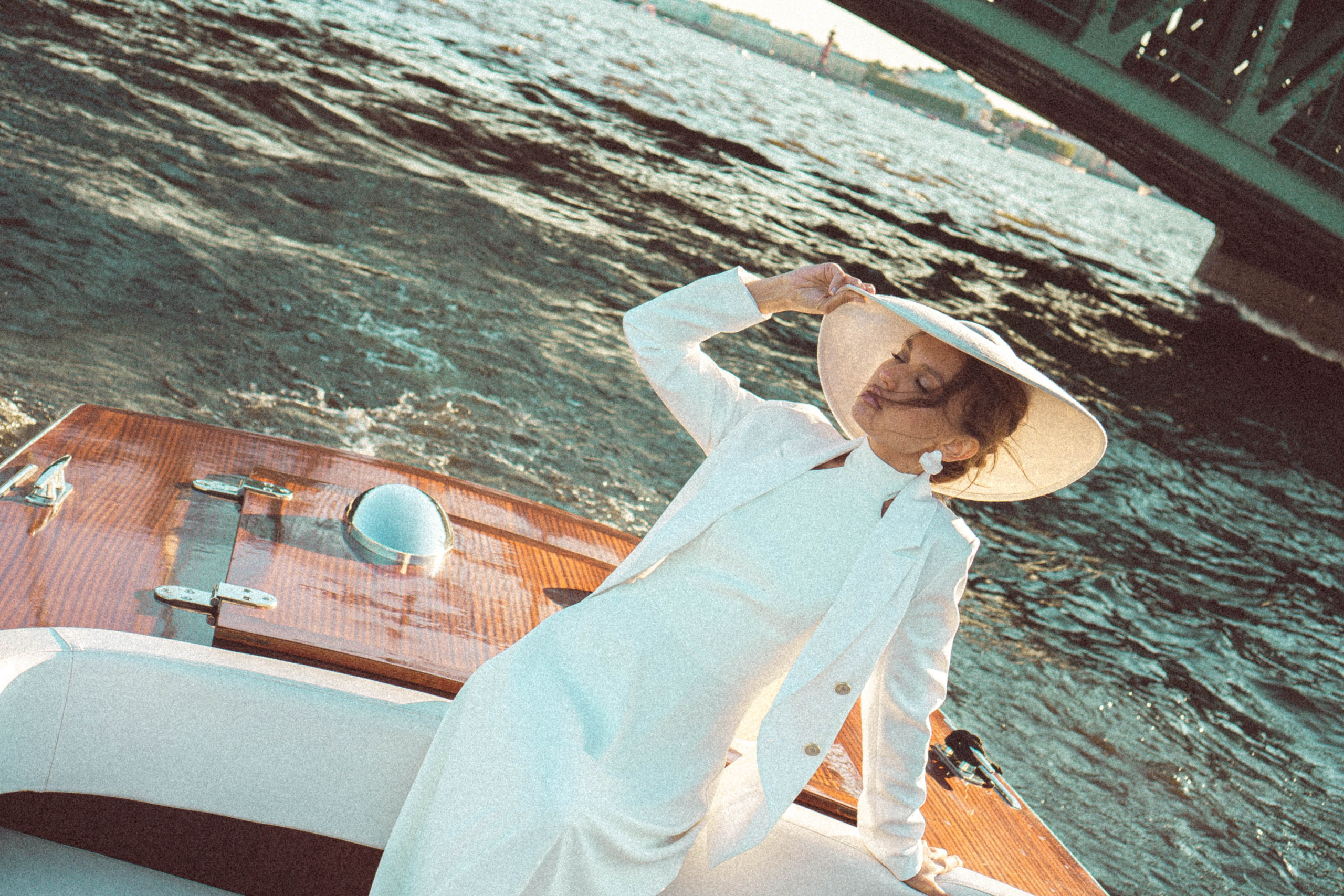 СВАДЕНБНАЯ СЬЕМКА НА КАТЕРЕ ПО КАНАЛАМ САНКТ-ПЕТЕРБУРГА И В АКВАТОРИИ НЕВЫ. Профессиональный фотограф, Санкт-Петербург — Виктория Богомолова