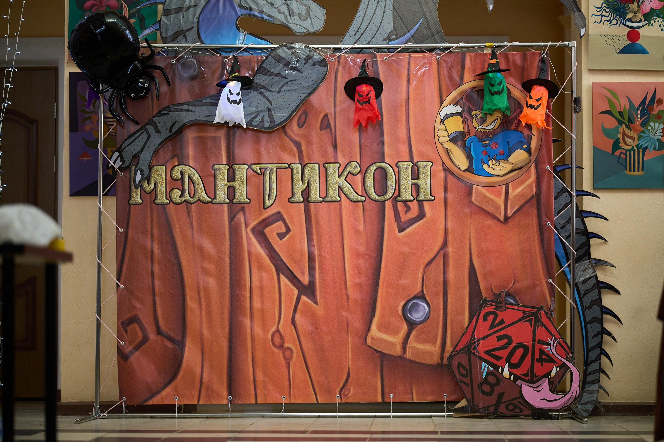 Знакомый стенд, даже дракон на скотче остался. В этом году он даже не отклеивался.