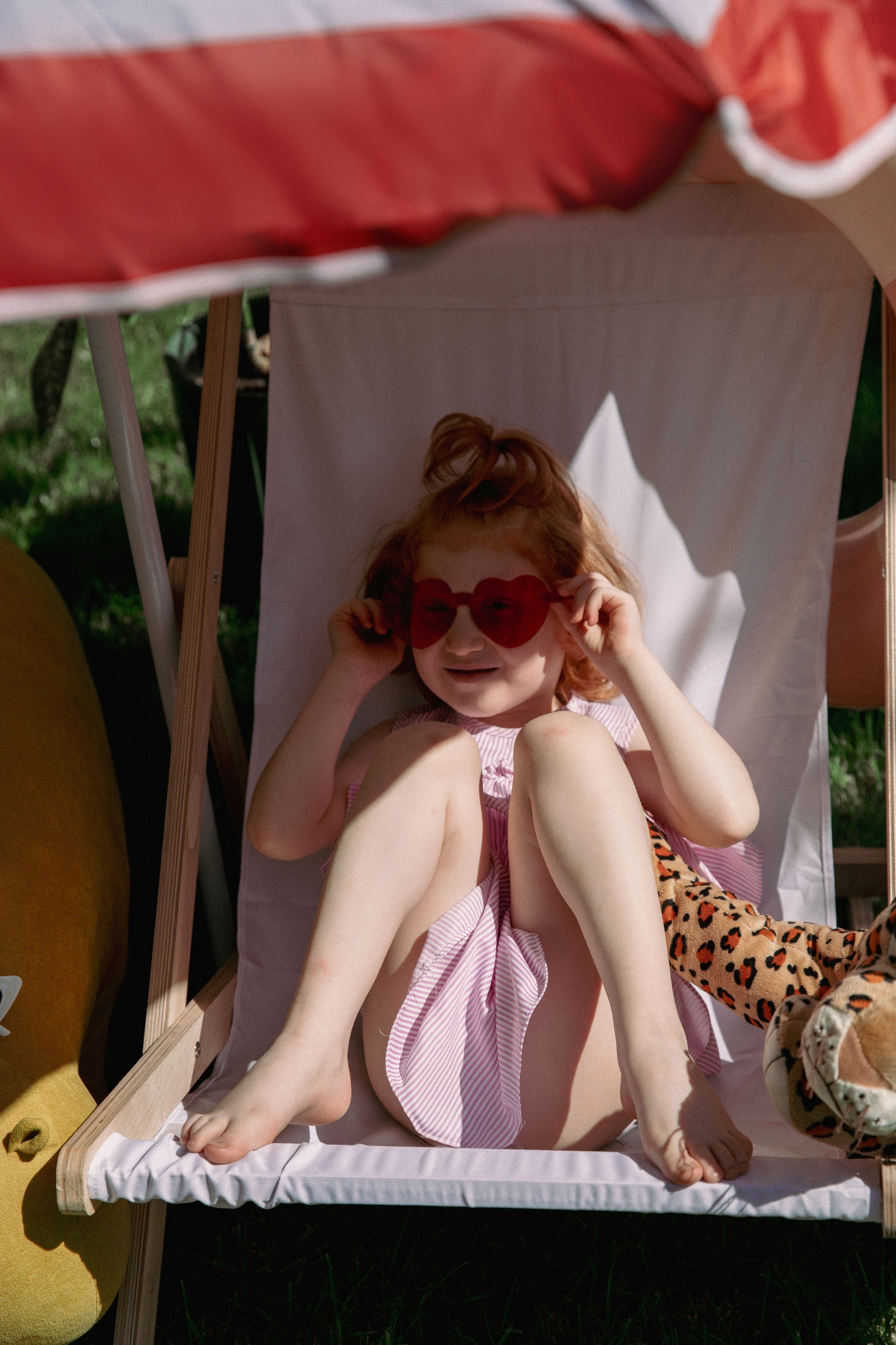 Летняя съемка девочки в саду, в бессейне, с шезлонгом, зонтиком и сахарной ватой. Фотограф новорожденных, детский фотограф  Москва.Семейная съемка Москва. Семенова Анна