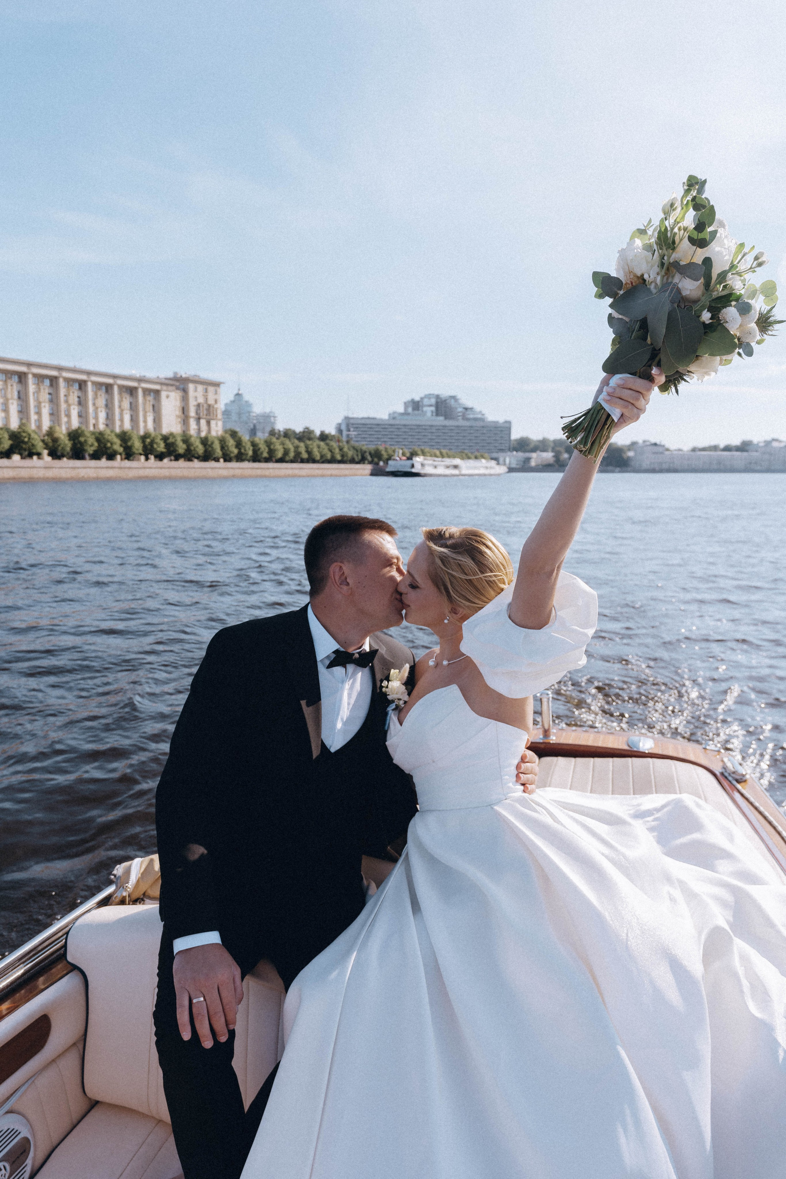 СВАДЕНБНАЯ СЬЕМКА НА КАТЕРЕ ПО КАНАЛАМ САНКТ-ПЕТЕРБУРГА И В АКВАТОРИИ НЕВЫ. Профессиональный фотограф, Санкт-Петербург — Виктория Богомолова