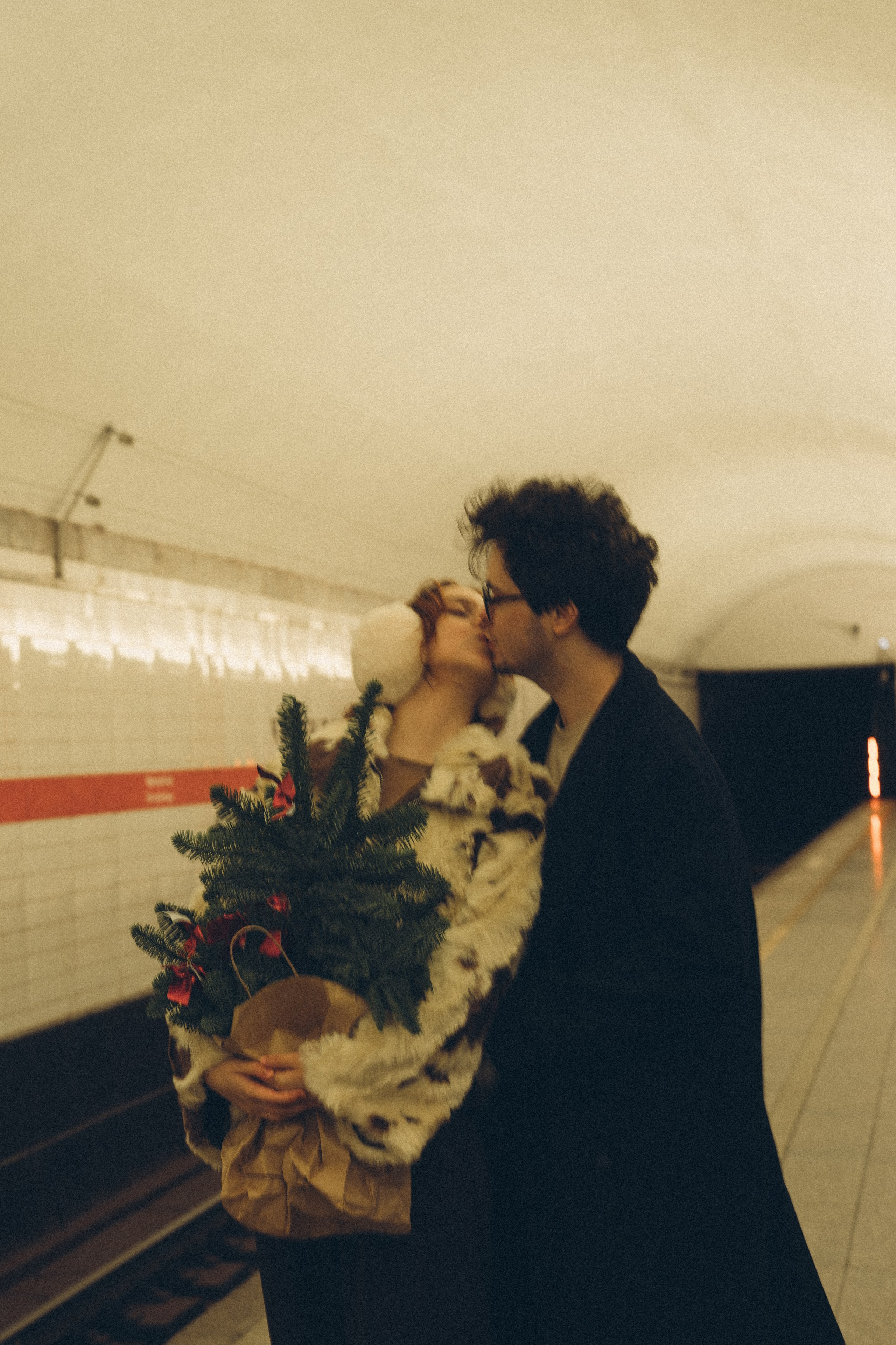 НОВОГОДНЯЯ ФОТОСЕСИИЯ ПАРЫ В МЕТРО ЛЮБОВЬ. Профессиональный фотограф, Санкт-Петербург — Виктория Богомолова