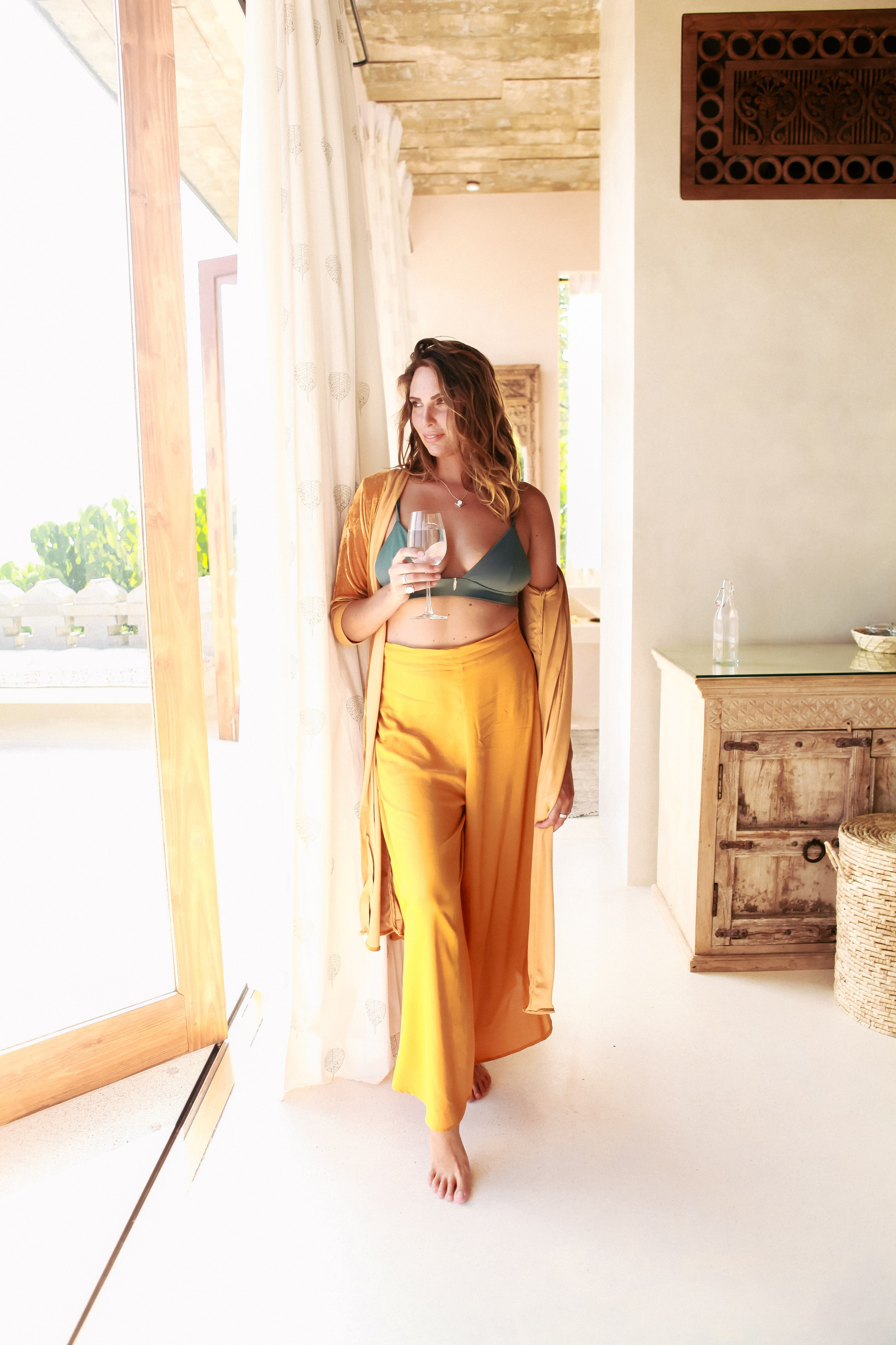 Девушка в красном платье в отеле Malabar Hill — Роскошная портретная съемка | Шри-Ланка. Фотограф на Шри-Ланке