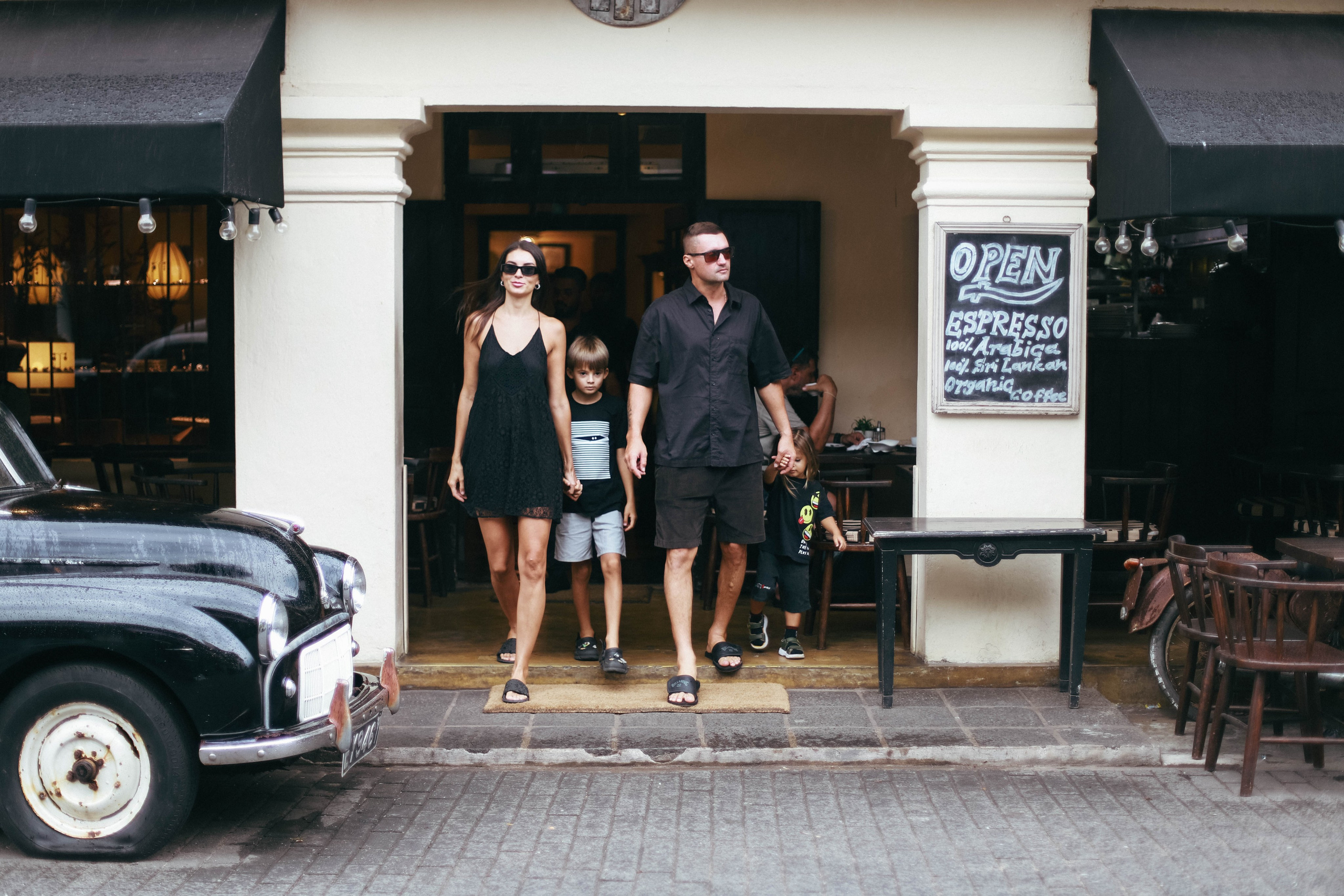 «Счастливая семья на фоне колониальной архитектуры Галле, Шри-Ланка»