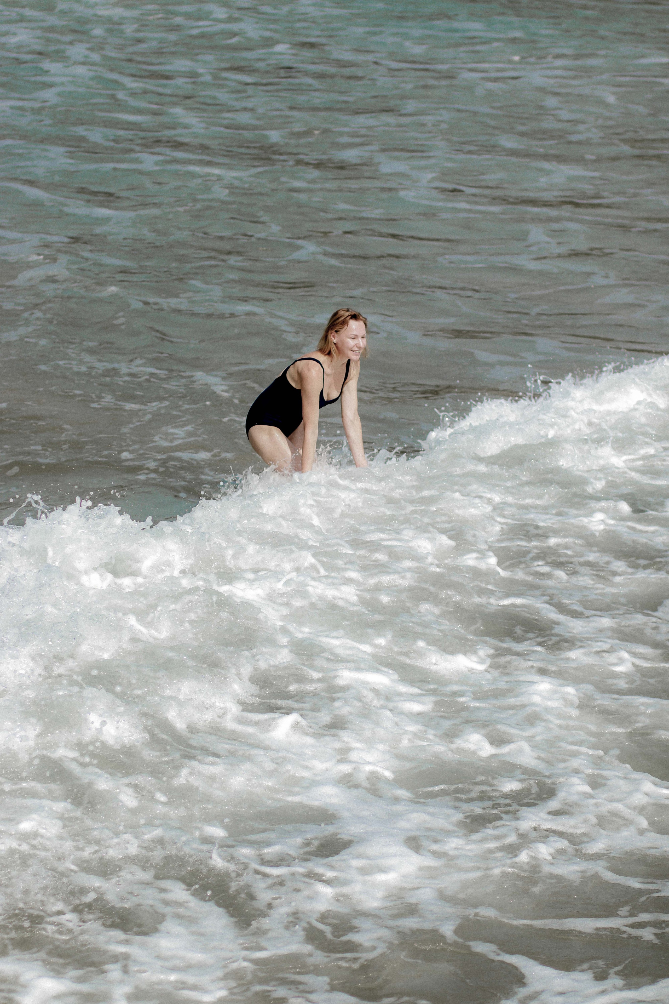 Экспресс-съемка 30 мин: девушка с серфом в воде на пляже Поттувиль Шри-Ланка. Фотограф на Шри-Ланке