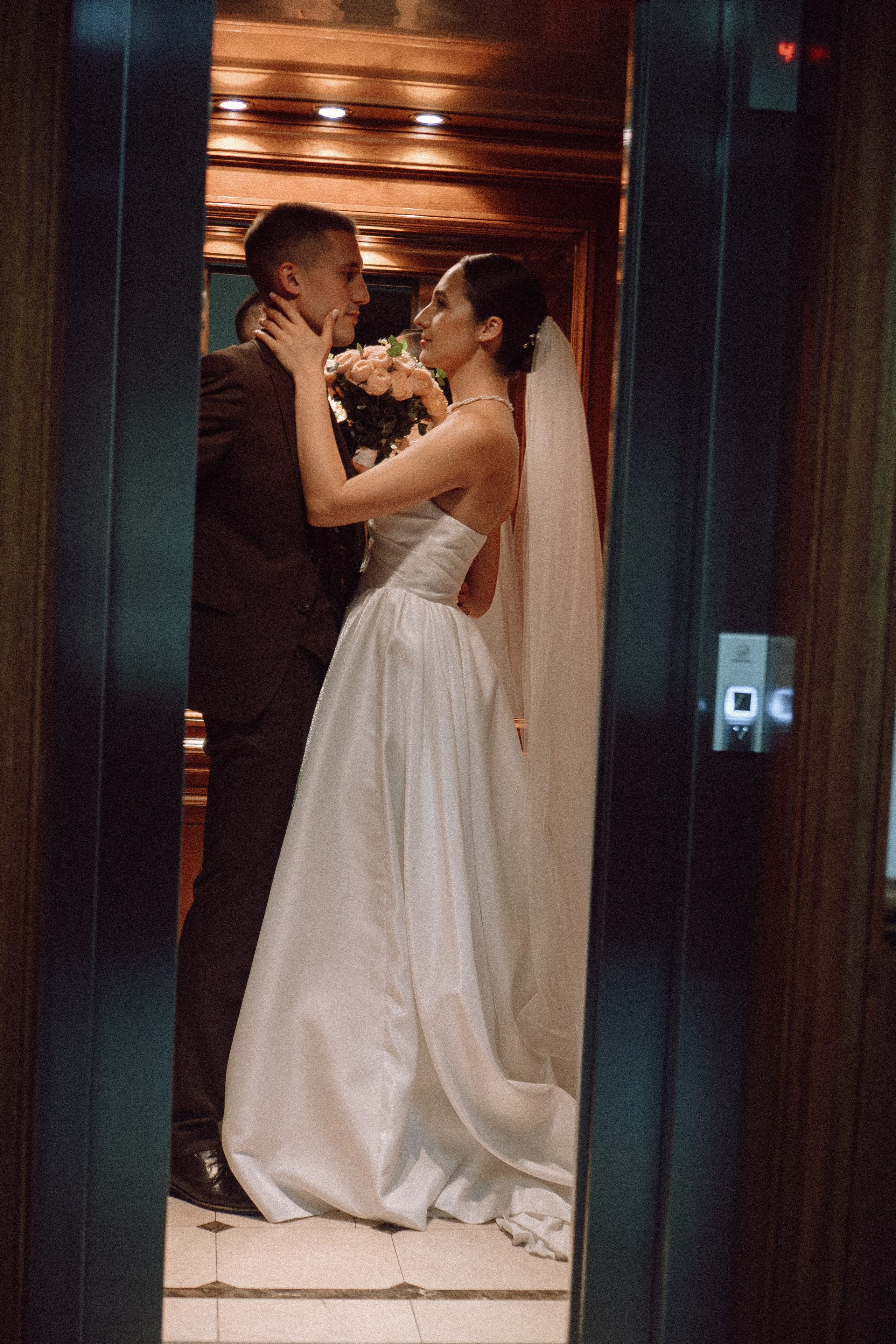 СВАДЕБНАЯ ПРОГУЛКА В САНТК-ПЕТЕРБУРГЕ (ИСАКИЕВСКИЙ СОБОР, ЗИМНЯЯ КАНАВКА, ЭРМИТАЖ И БОЛЬШАЯ МОРСКАЯ УЛИЦА). Профессиональный фотограф, Санкт-Петербург — Виктория Богомолова