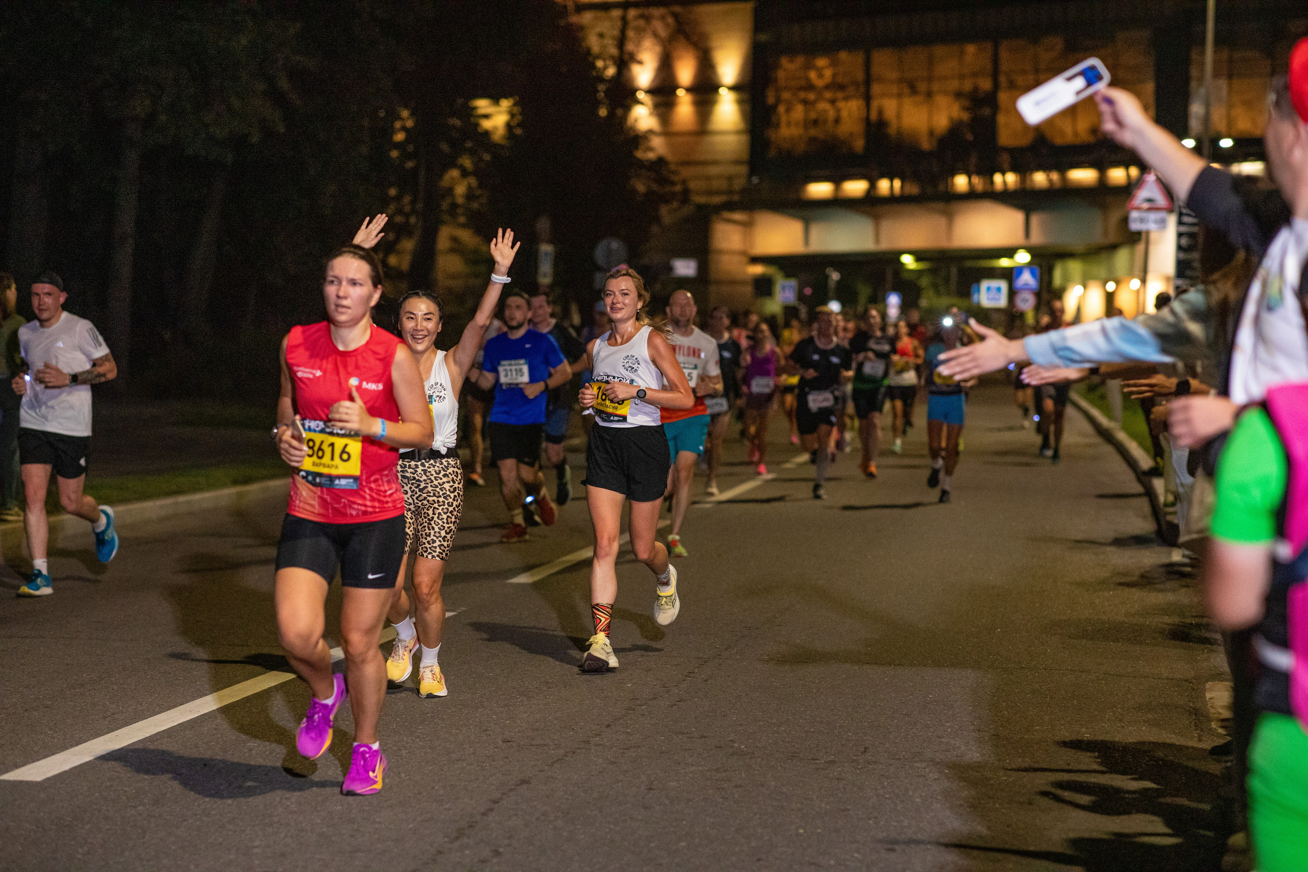 Ночной забег в ленте фотографий бегунов 03.08.24. Фотограф Сергей Ловкий