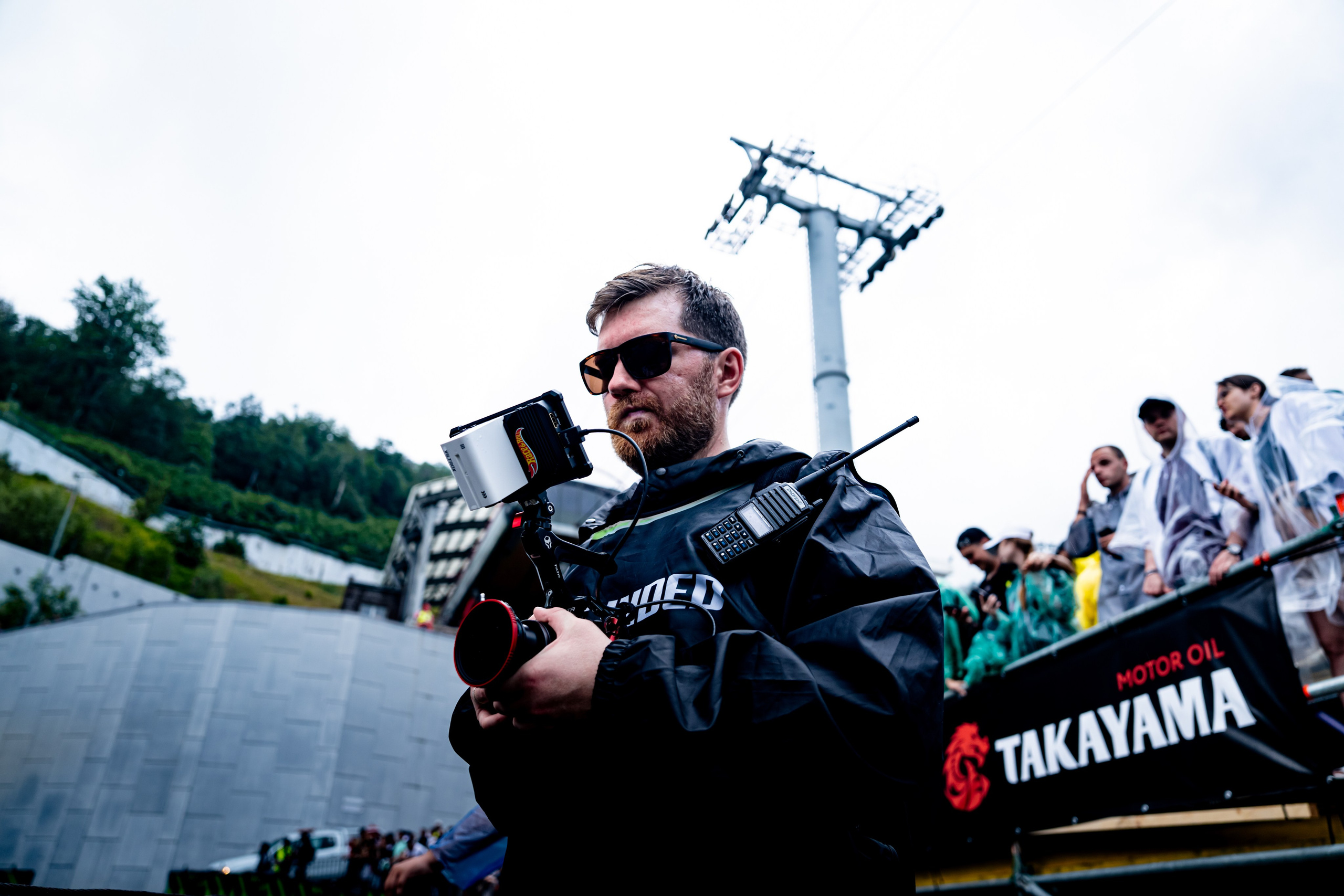 GROUNDED\25. АВТОСПОРТИВНЫЙ ФОТОГРАФ