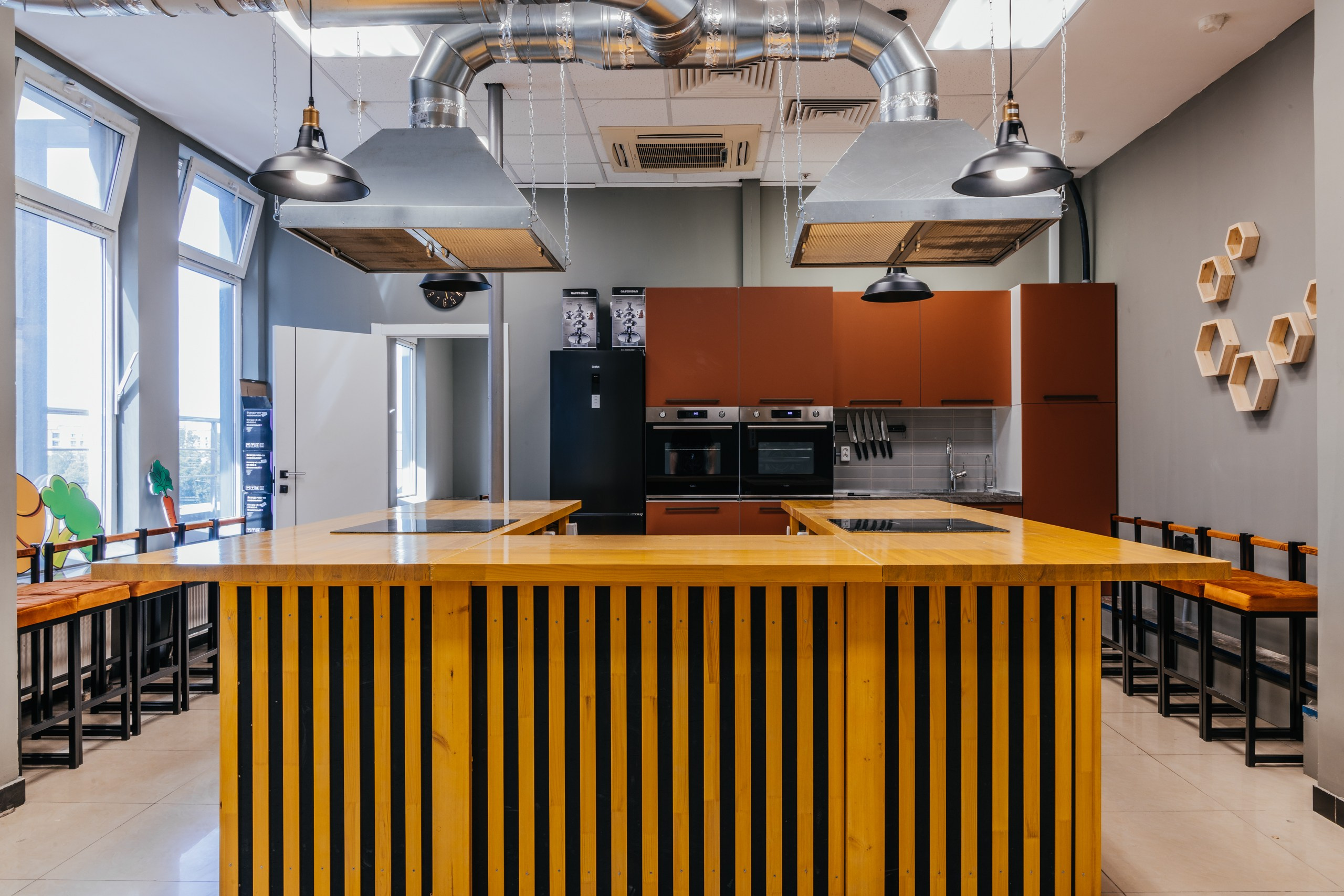 Интерьер Кулинарной, Гончарной, Стрелковой студии. Фотограф Алексей Солопов