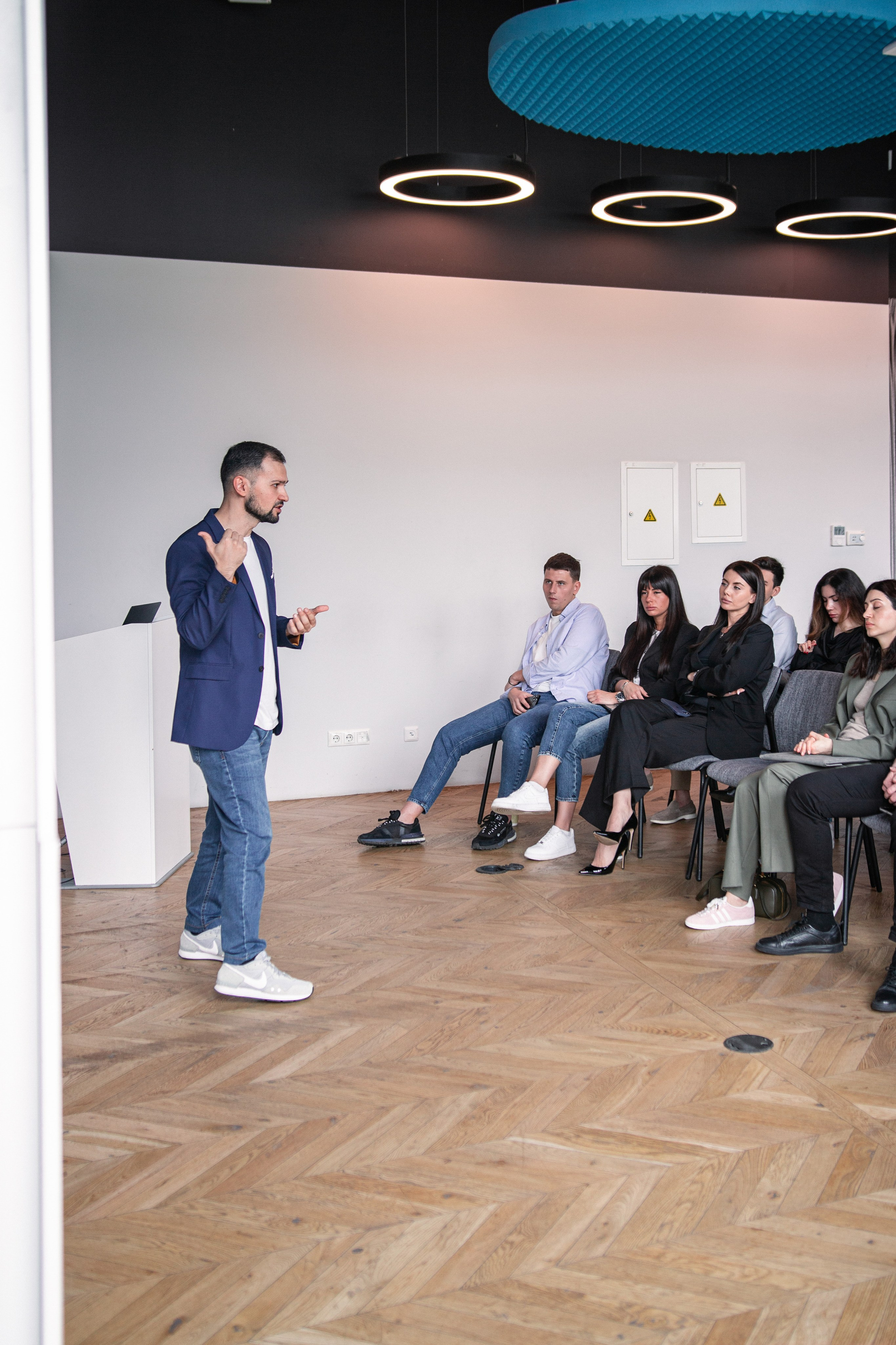 Планерка компании недвижимости. Фотограф Москва — личные фотосессии, лавстори в студии