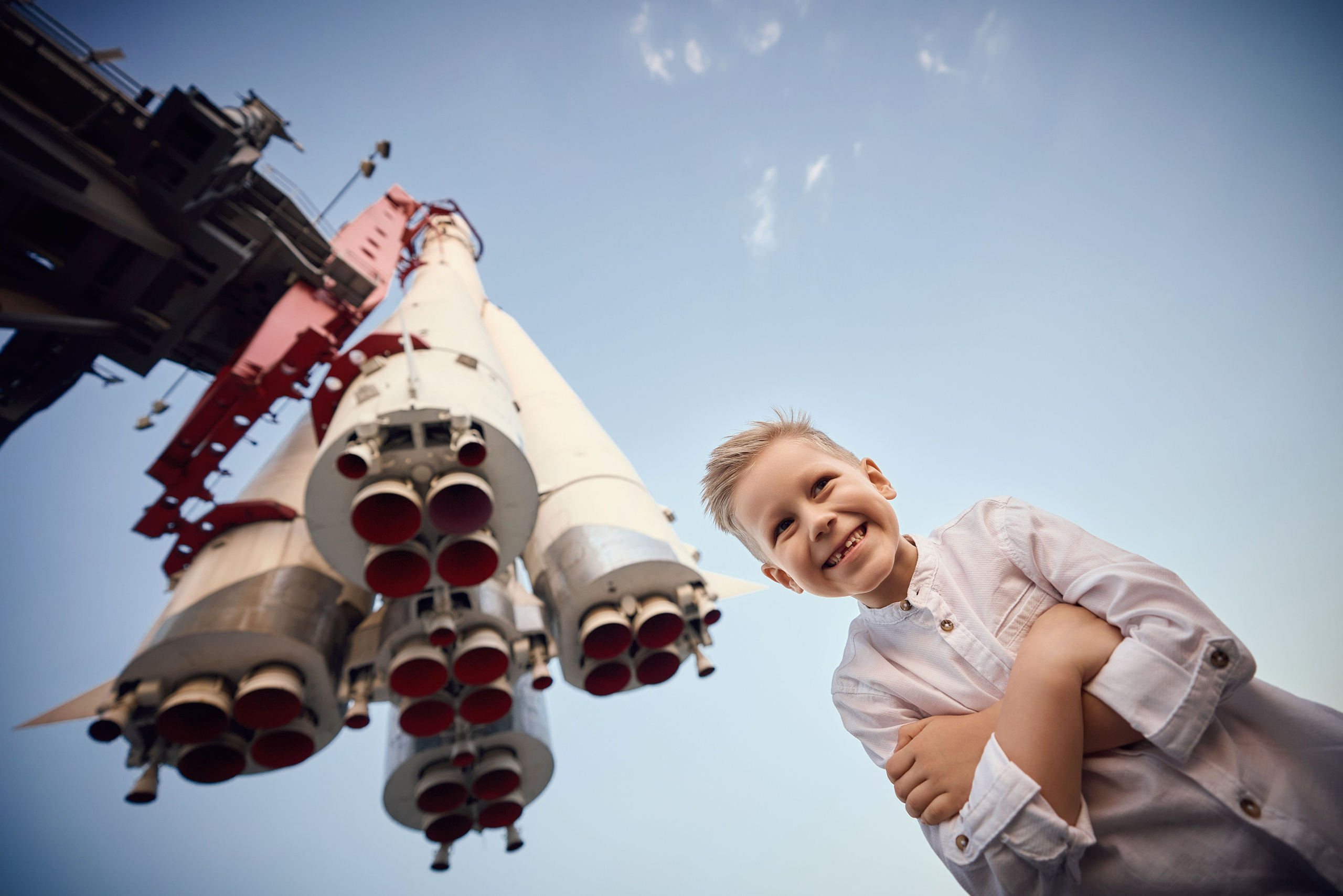 мальчик у ракеты союз на ВДНХ