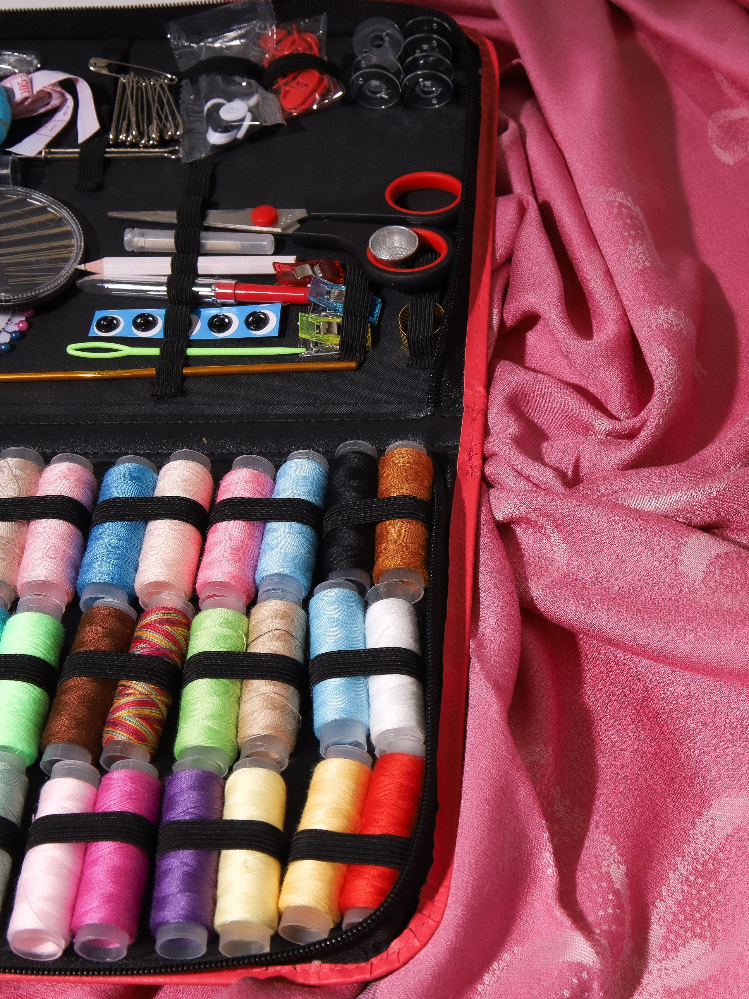 Швейный набор. Ваш семейный фотограф