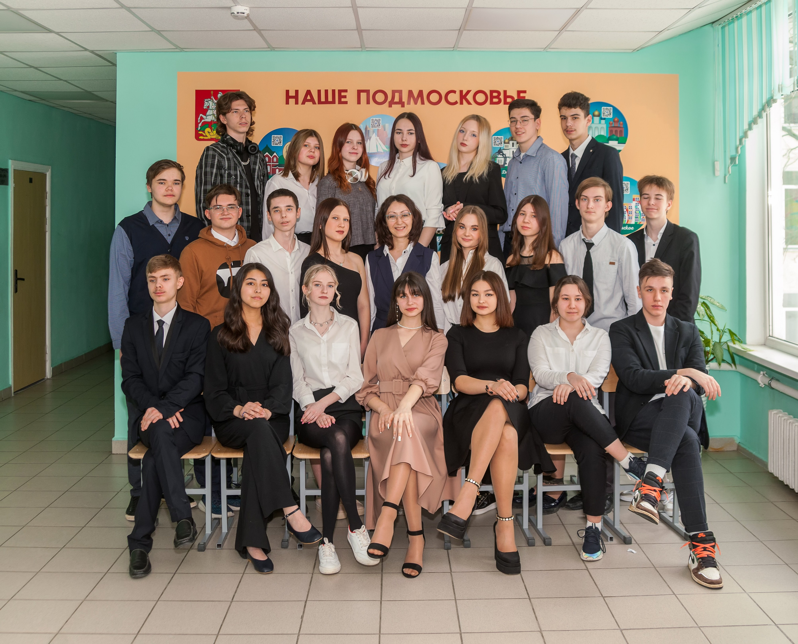 Общая фотография 9 класса снятая  в школьный рекреации