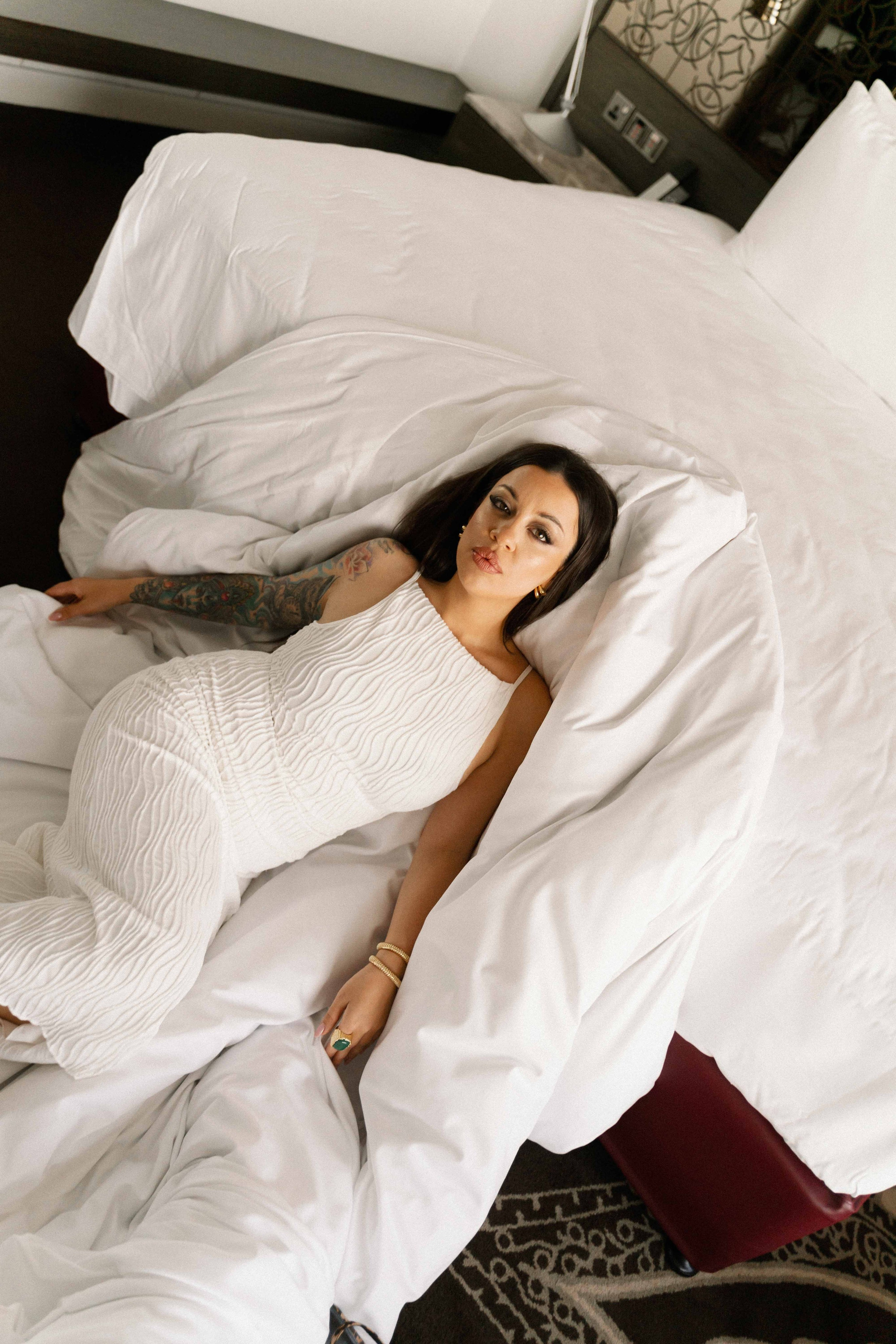 Анна в номере отеля. Фотограф и видеограф в Москве и Абу Даби Мария Кулагина