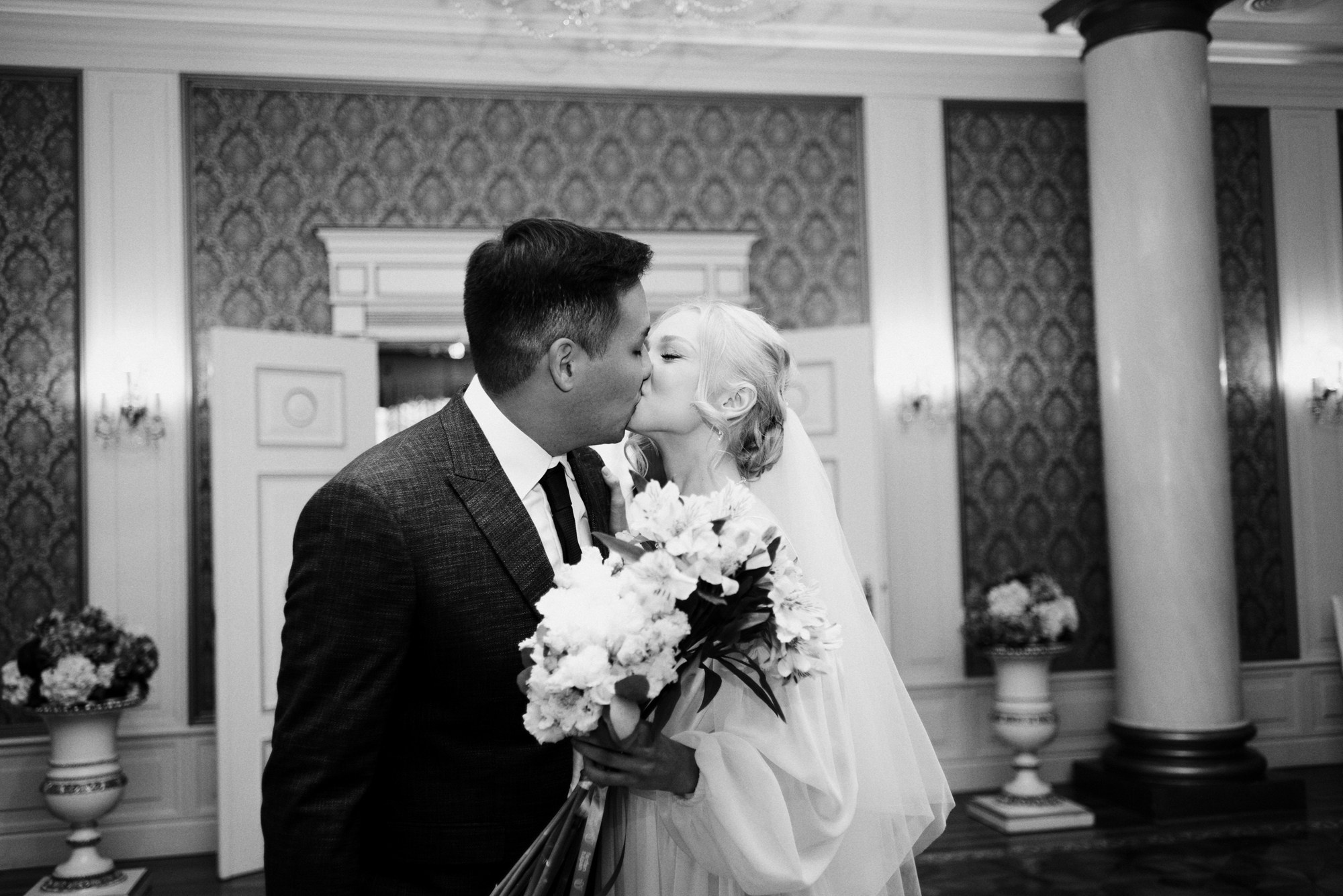 Свадебный фотограф в Тюмени — Фотосессия Тимура и Лизы в городском стиле. Портретный фотограф Тюмень Дарья Мустафина