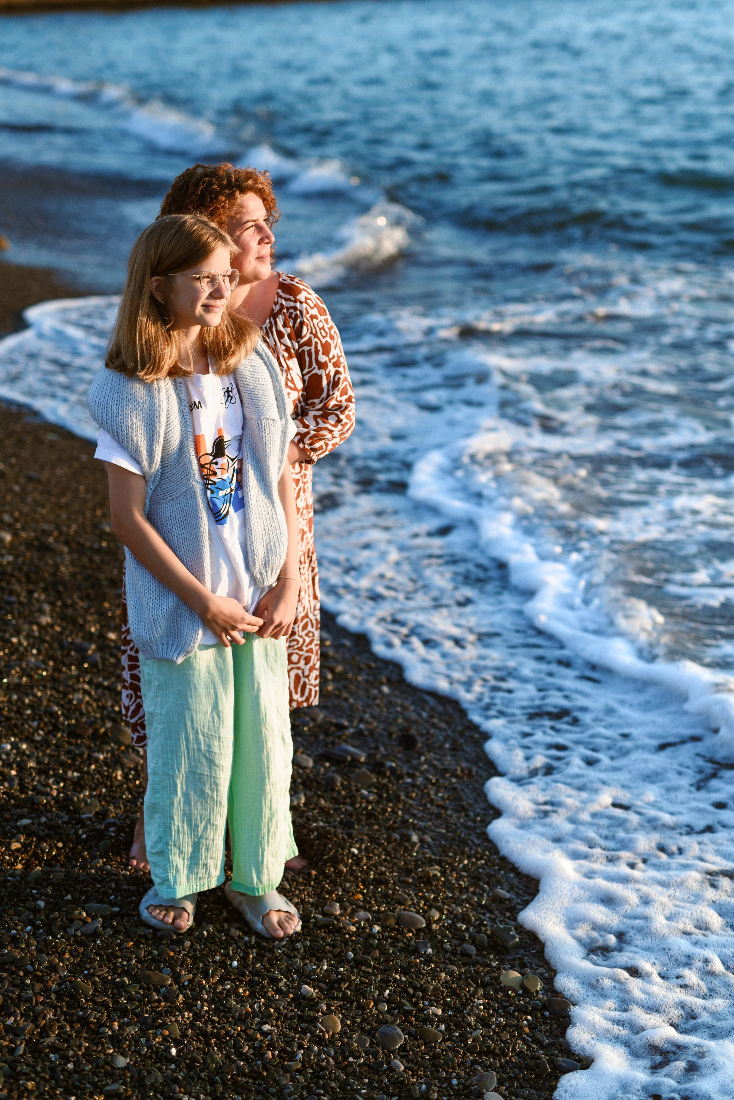 Семейная фотосессия у пальм в Сочи — мама и дочка на пляже