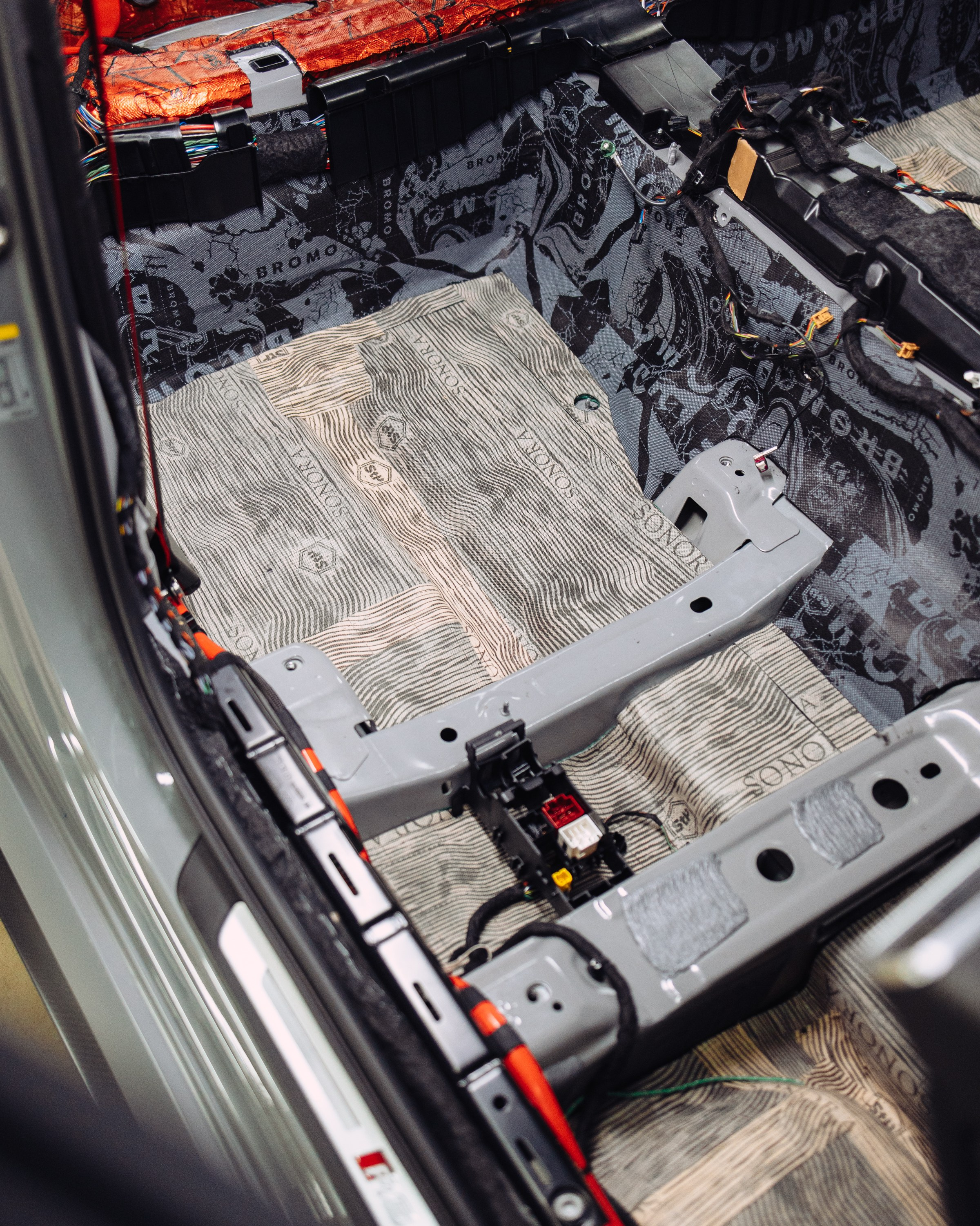 Audi RS6 снятие старой шумоизоляции и нанесение новой. DeLorein