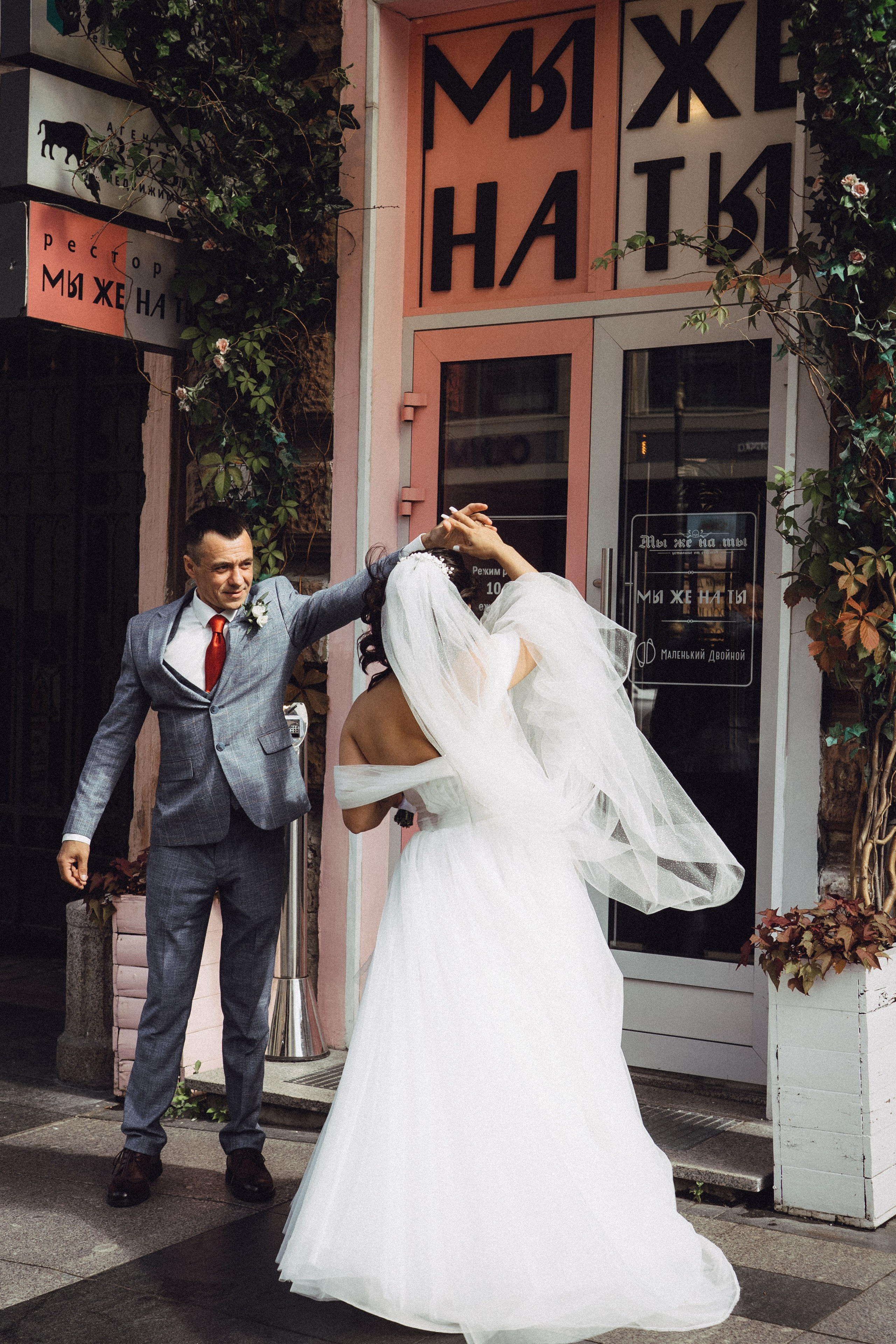 СВАДЕБНАЯ ПРОГУЛКА РЕСТОРАН МЫ ЖЕ НА ТЫ И ФОТОСЕССИИЯ С АВТОМОБИЛЕМ. Профессиональный фотограф, Санкт-Петербург — Виктория Богомолова