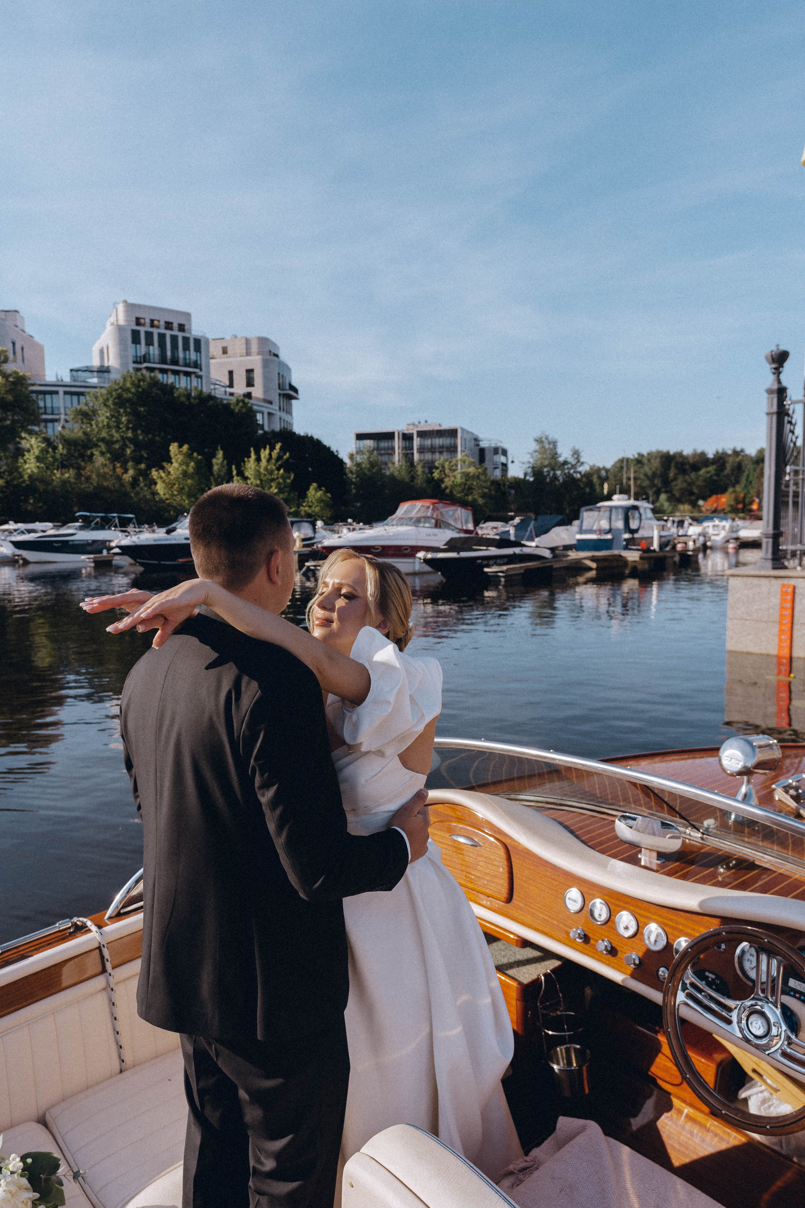 СВАДЕНБНАЯ СЬЕМКА НА КАТЕРЕ ПО КАНАЛАМ САНКТ-ПЕТЕРБУРГА И В АКВАТОРИИ НЕВЫ. Профессиональный фотограф, Санкт-Петербург — Виктория Богомолова